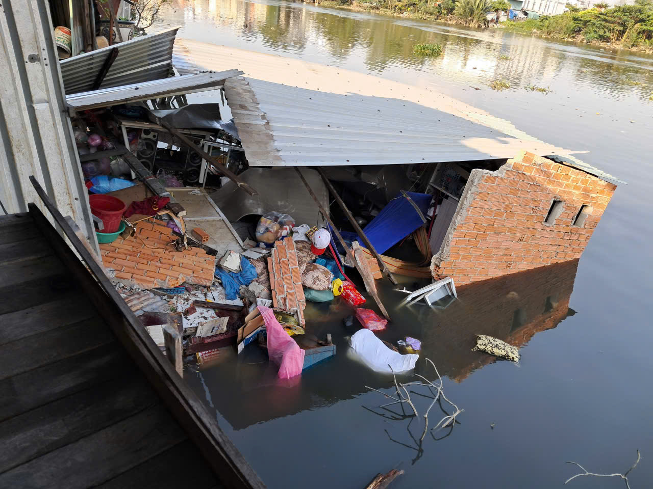 Sập nh&agrave; ven s&ocirc;ng ở TP.HCM, hai người bị thương- Ảnh 1.