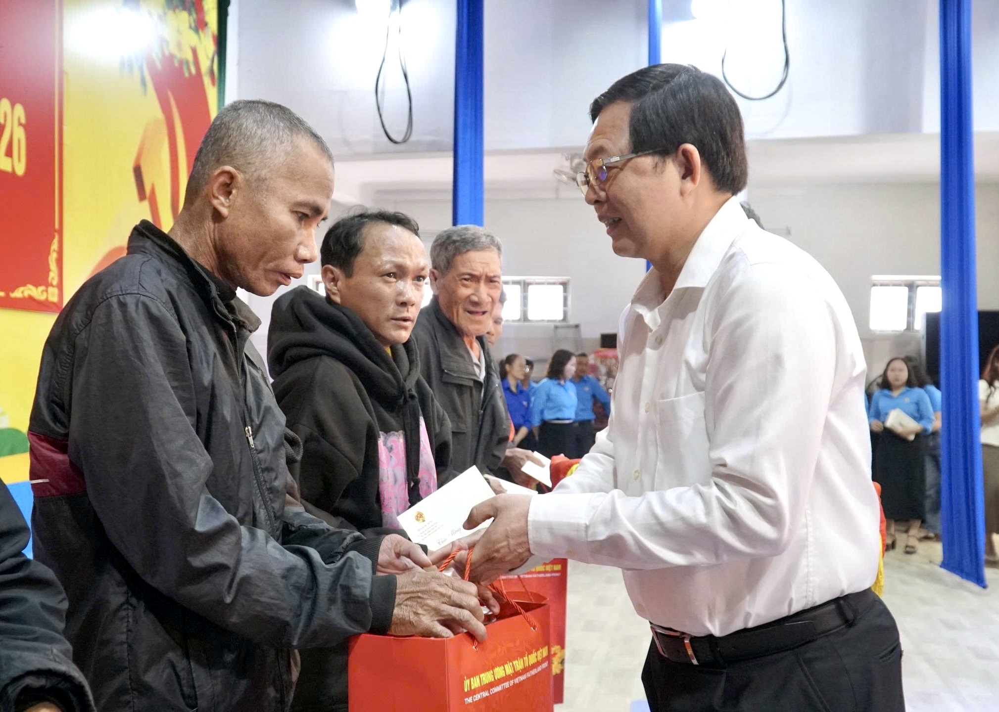 Ph&oacute; Thủ tướng Hồ Quốc Dũng: Mong b&agrave; con v&ugrave;ng rốn lũ vươn l&ecirc;n, đ&oacute;n Tết đầm ấm- Ảnh 2.