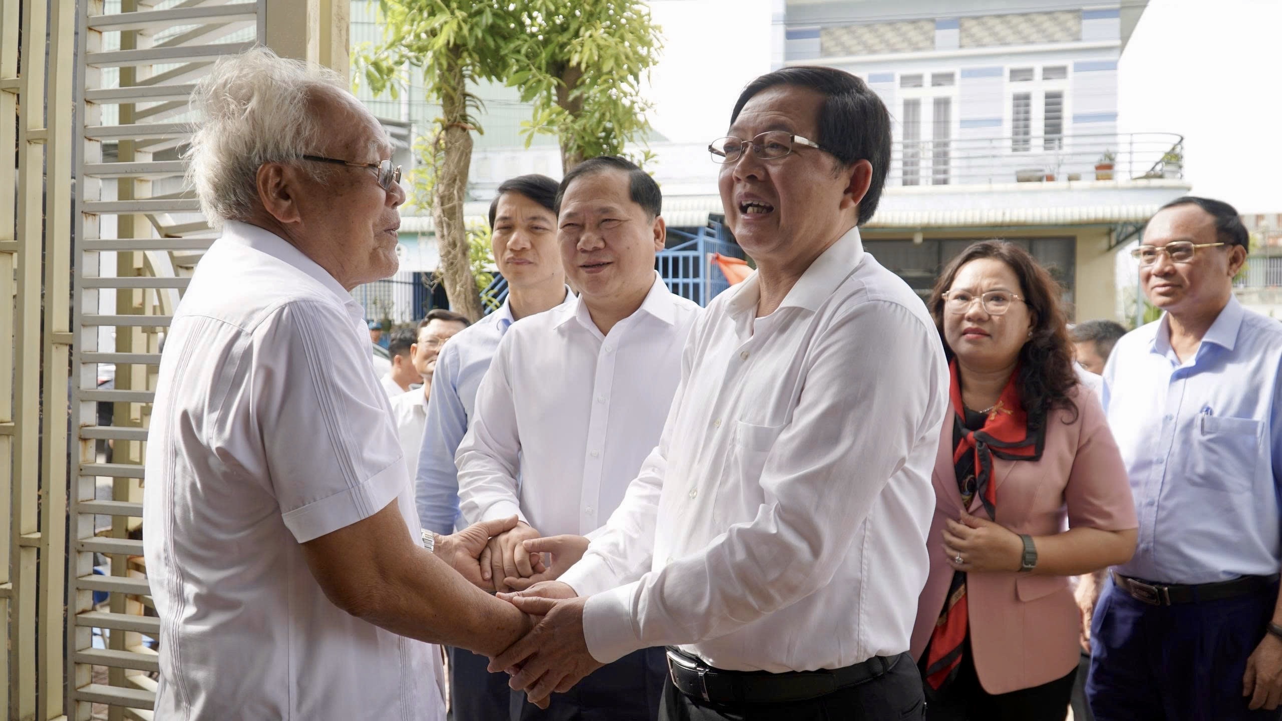 Ph&oacute; Thủ tướng Hồ Quốc Dũng: Mong b&agrave; con v&ugrave;ng rốn lũ vươn l&ecirc;n, đ&oacute;n Tết đầm ấm- Ảnh 5.