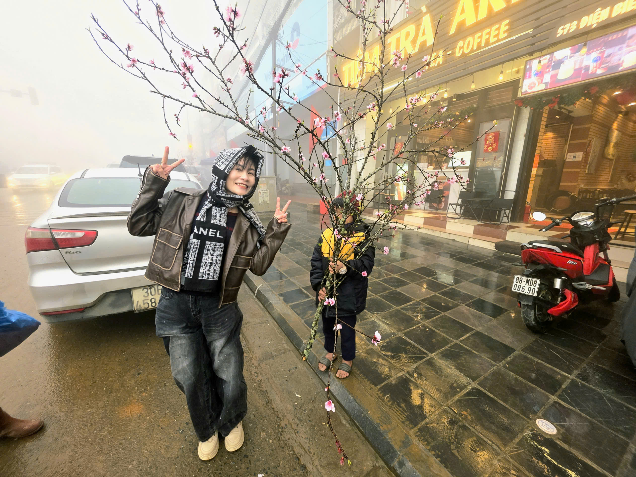 Đ&agrave;o rừng, nhất chi mai ở Sa Pa nhộn nhịp xuống phố- Ảnh 9.