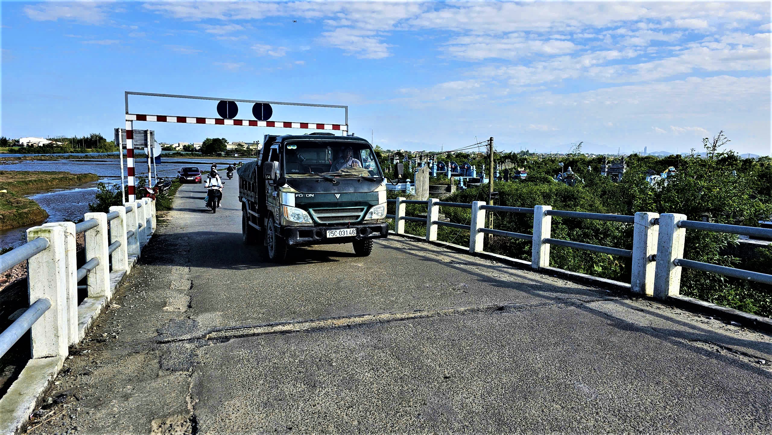 Cận cảnh cầu Thanh H&agrave; xuống cấp, sắp được x&acirc;y mới ở Huế- Ảnh 6.