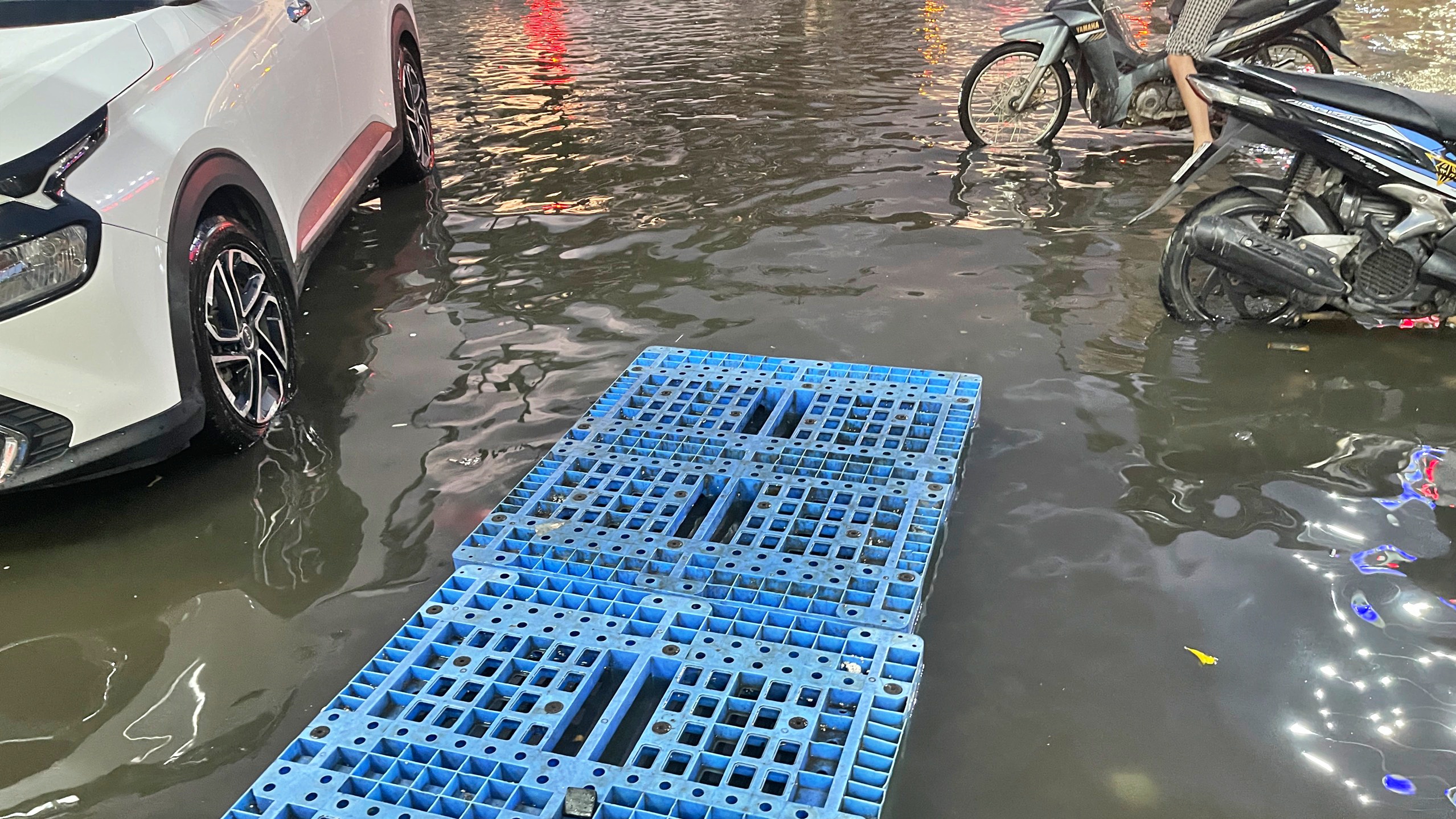 Bến xe kh&aacute;ch C&agrave; Mau ngập trong biển nước sau mưa lớn- Ảnh 2.