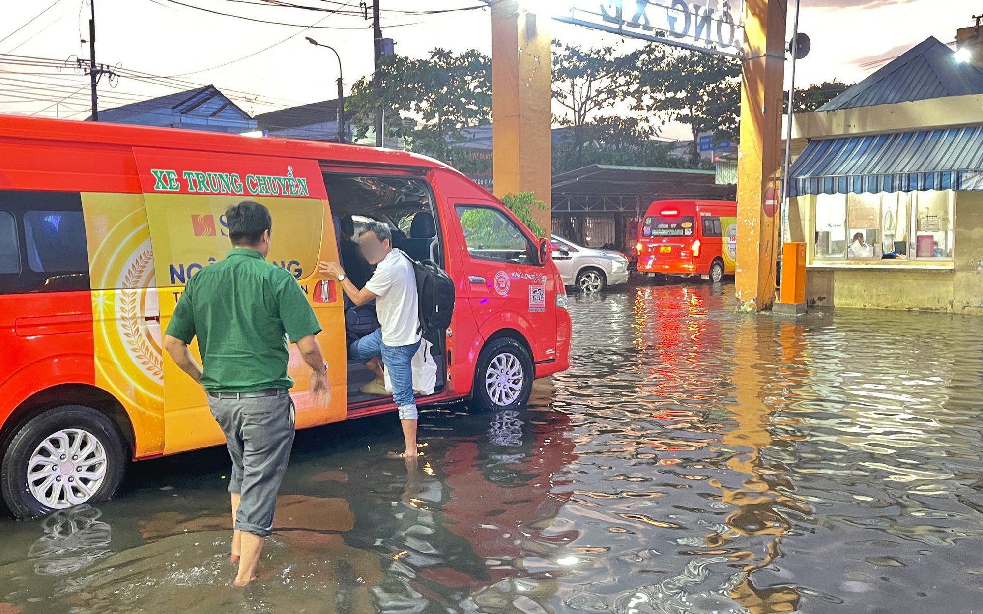 Bến xe kh&aacute;ch C&agrave; Mau ngập trong biển nước sau mưa lớn