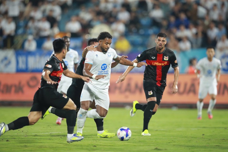 V-League: Xu&acirc;n Son tỏa s&aacute;ng, Nam Định ngược d&ograve;ng đ&aacute;nh bại Ninh B&igrave;nh- Ảnh 1.