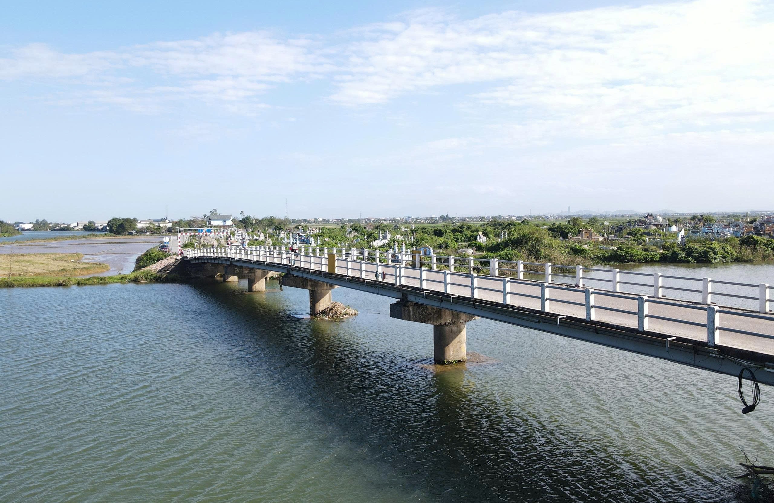 Cận cảnh cầu Thanh H&agrave; xuống cấp, sắp được x&acirc;y mới ở Huế- Ảnh 7.