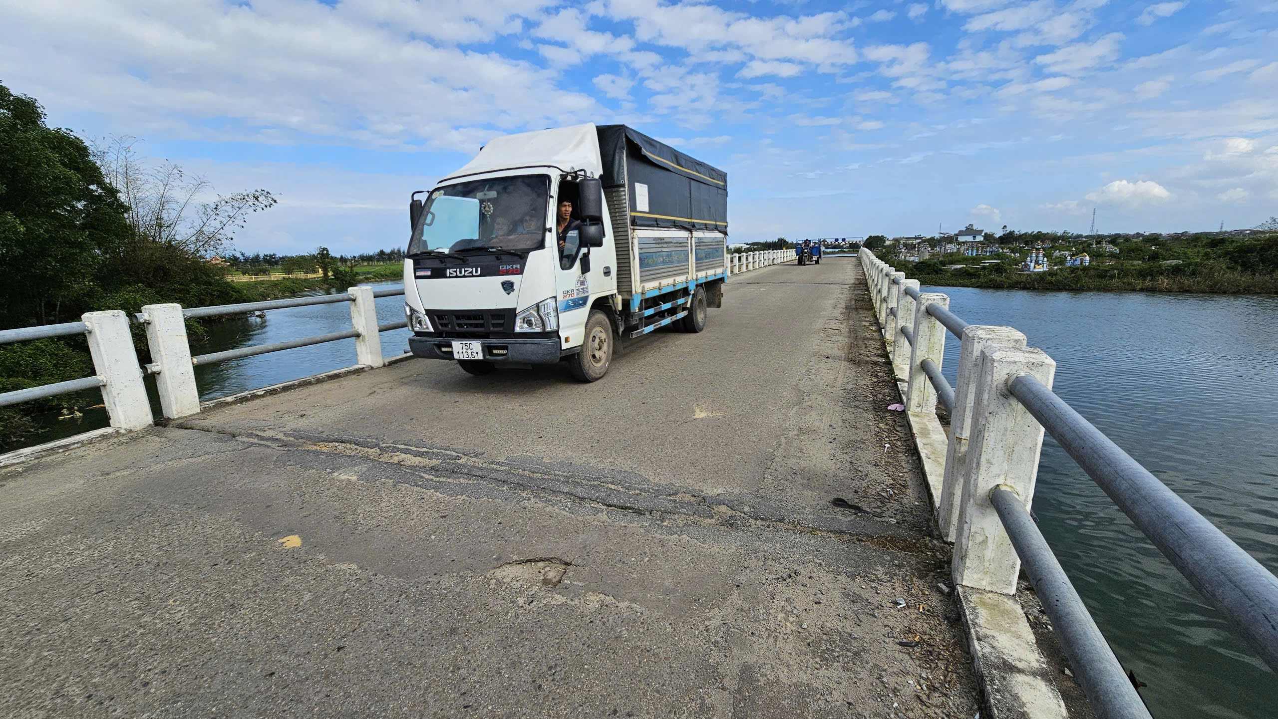 Cận cảnh cầu Thanh H&agrave; xuống cấp, sắp được x&acirc;y mới ở Huế- Ảnh 4.