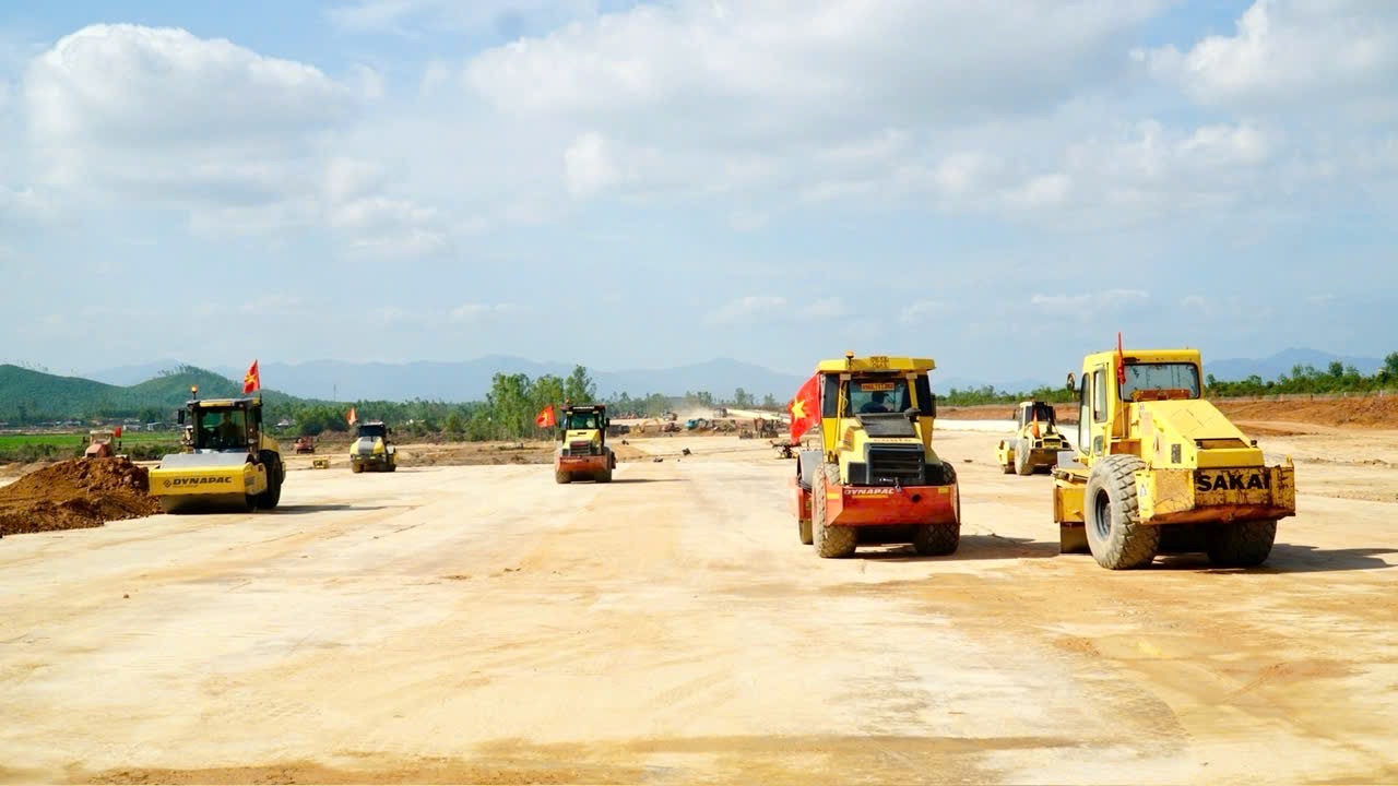 Tăng tốc thi công, khai thác dự án mở rộng sân bay Phù Cát vượt tiến độ 3 tháng- Ảnh 3. Tăng tốc thi công, khai thác dự án mở rộng sân bay Phù Cát vượt tiến độ 3 tháng- Ảnh 3.