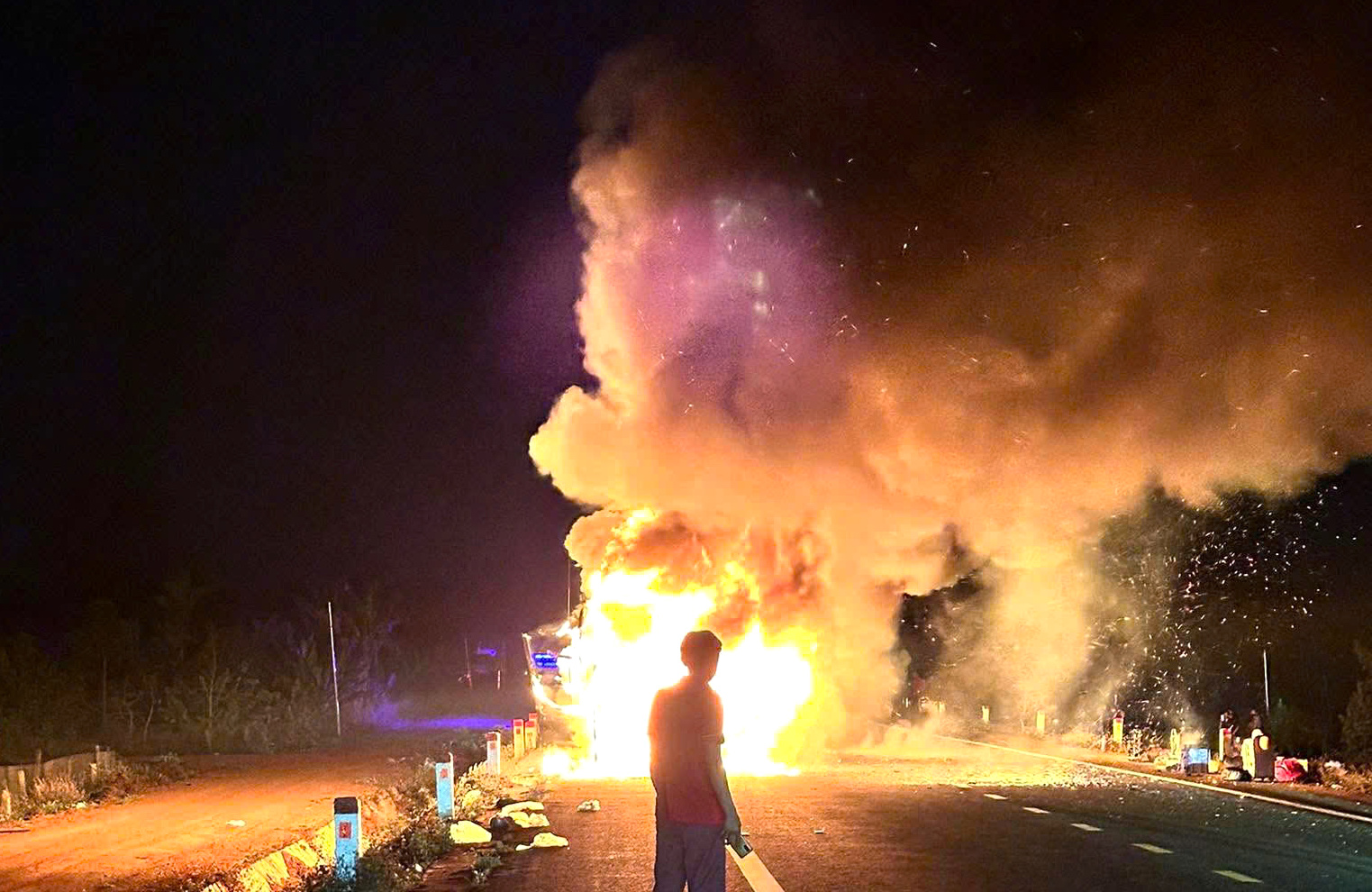 Xe khách giường nằm cháy ở Đắk Lắk, hơn 40 hành khách kịp thoát nạn- Ảnh 1. Xe khách giường nằm cháy ở Đắk Lắk, hơn 40 hành khách kịp thoát nạn- Ảnh 1.