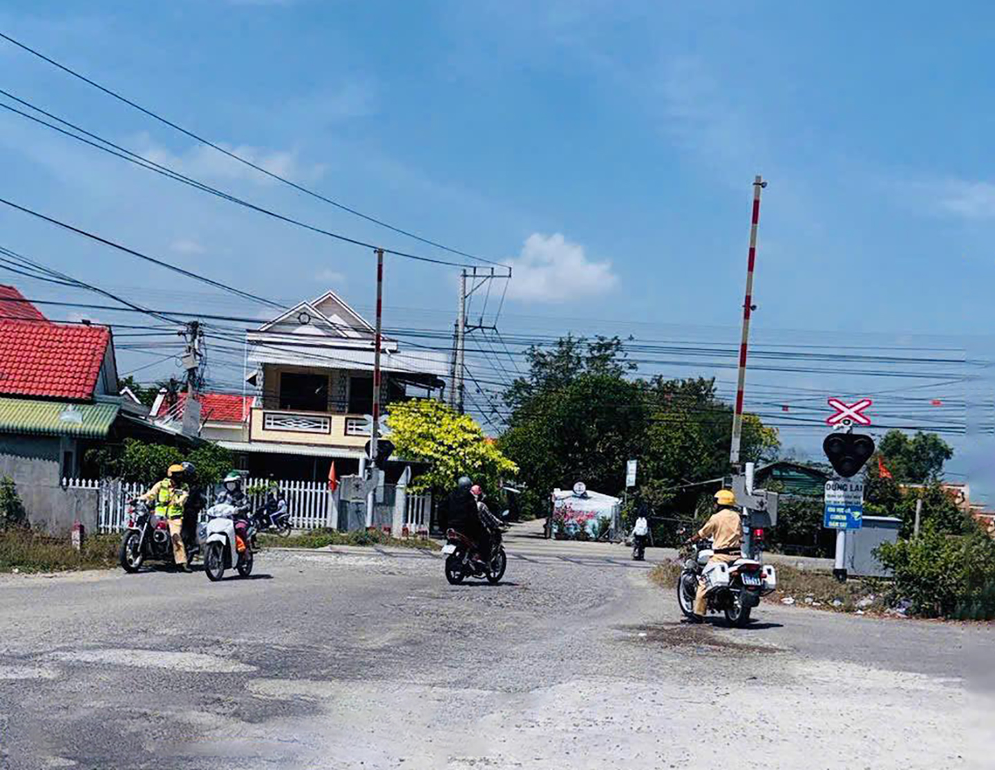 Kh&aacute;nh H&ograve;a: 10 ng&agrave;y xử l&yacute; gần 100 trường hợp vi phạm an to&agrave;n giao th&ocirc;ng đường sắt- Ảnh 3.