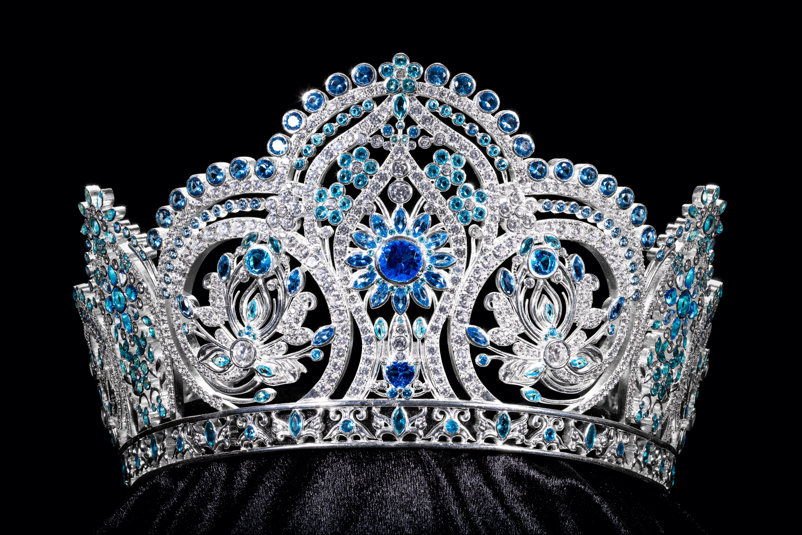 Vương miện “Trân hoa tứ quý" Miss World Vietnam 2025 đính kết 3.368 viên đá quý- Ảnh 4. Vương miện “Trân hoa tứ quý" Miss World Vietnam 2025 đính kết 3.368 viên đá quý- Ảnh 4.