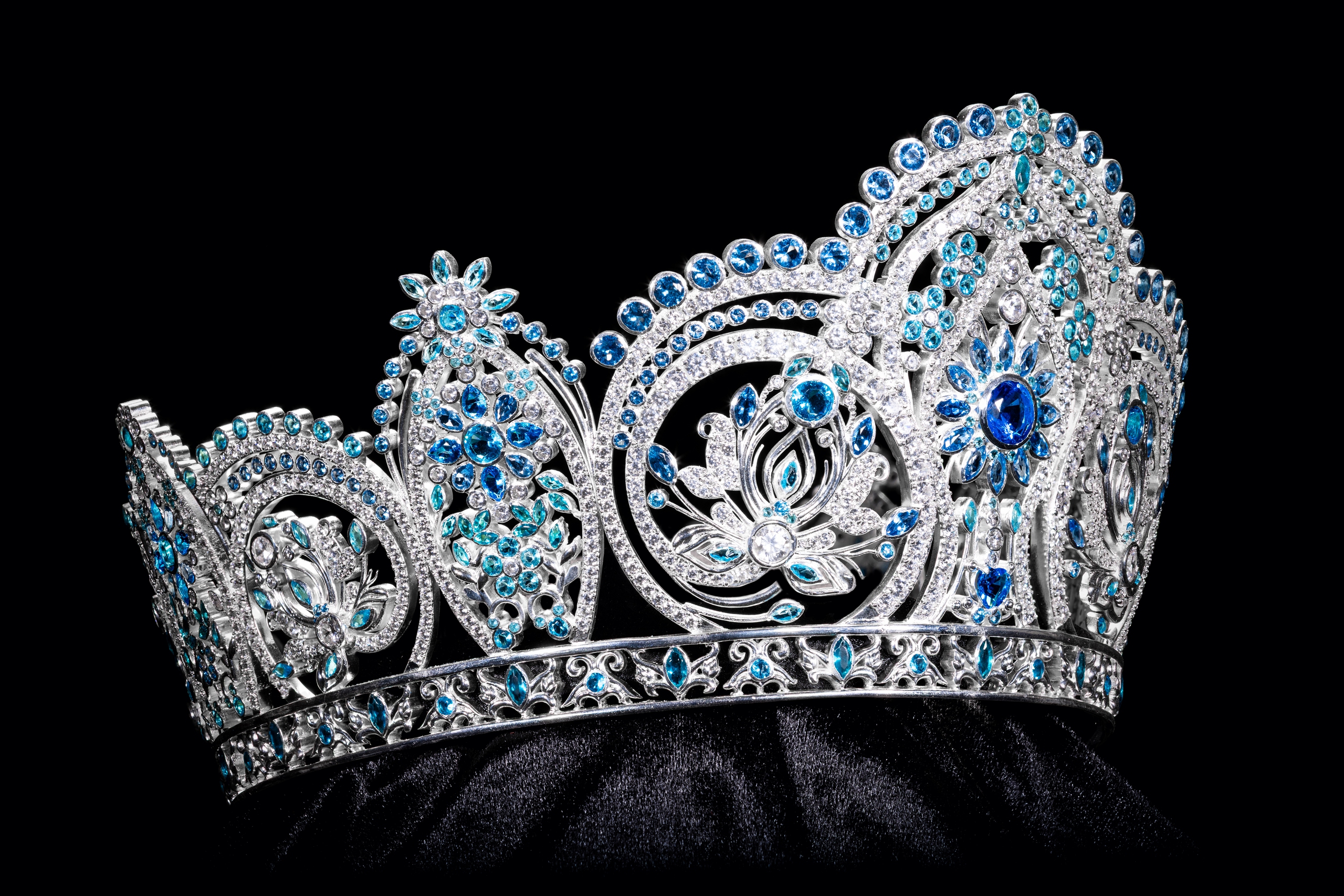 Vương miện “Trân hoa tứ quý" Miss World Vietnam 2025 đính kết 3.368 viên đá quý- Ảnh 3. Vương miện “Trân hoa tứ quý" Miss World Vietnam 2025 đính kết 3.368 viên đá quý- Ảnh 3.