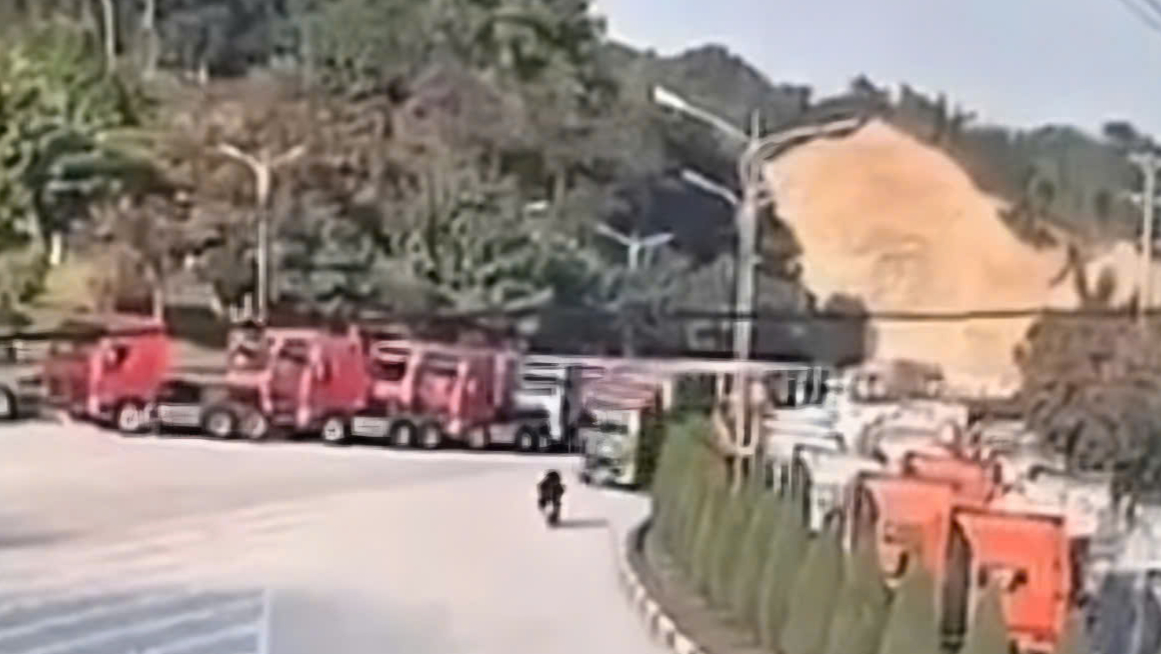 Xe máy đấu đầu ô tô đầu kéo tại cửa khẩu Hữu Nghị, 3 người trọng thương- Ảnh 2. Xe máy đấu đầu ô tô đầu kéo tại cửa khẩu Hữu Nghị, 3 người trọng thương- Ảnh 2.