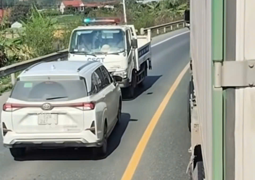 Vượt ẩu khi đường tắc, t&agrave;i xế &ocirc; t&ocirc; con phải l&ugrave;i xe khi gặp CSGT- Ảnh 1.