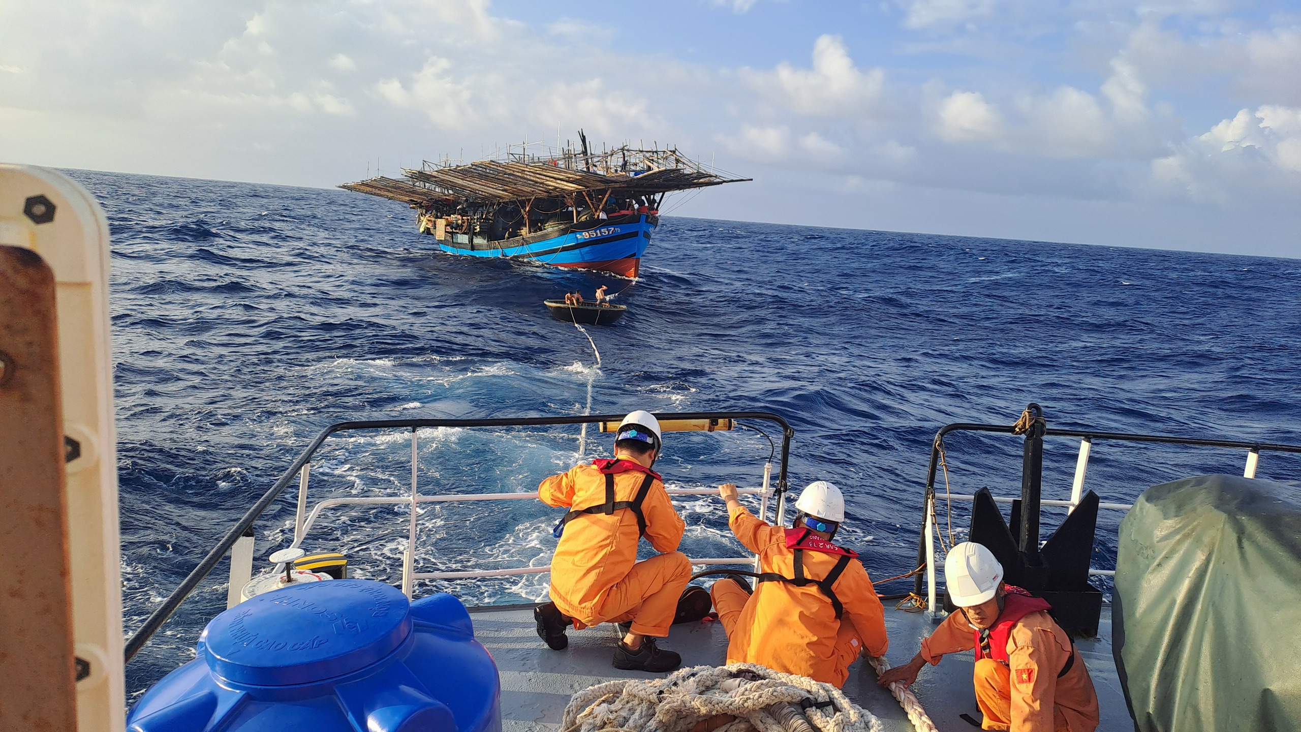 Vượt s&oacute;ng dữ, xuy&ecirc;n đ&ecirc;m cứu 34 ngư d&acirc;n ngo&agrave;i khơi Kh&aacute;nh Ho&agrave;- Ảnh 1.