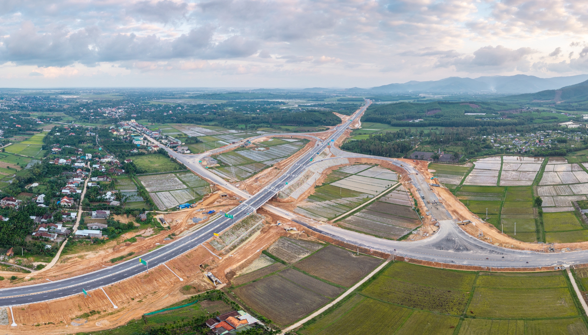 Nỗ lực đưa cao tốc Quảng Ng&atilde;i - Ho&agrave;i Nhơn v&agrave;o khai th&aacute;c trong th&aacute;ng 3- Ảnh 2.