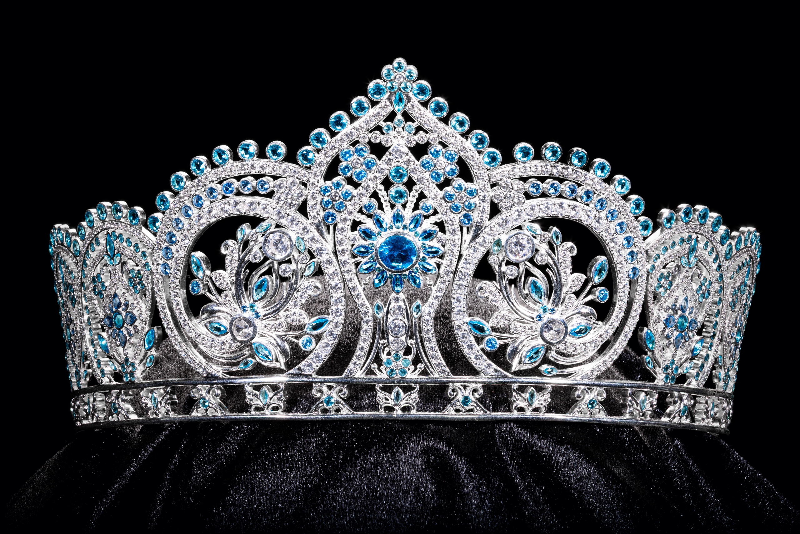 Vương miện “Trân hoa tứ quý" Miss World Vietnam 2025 đính kết 3.368 viên đá quý- Ảnh 10. Vương miện “Trân hoa tứ quý" Miss World Vietnam 2025 đính kết 3.368 viên đá quý- Ảnh 10.