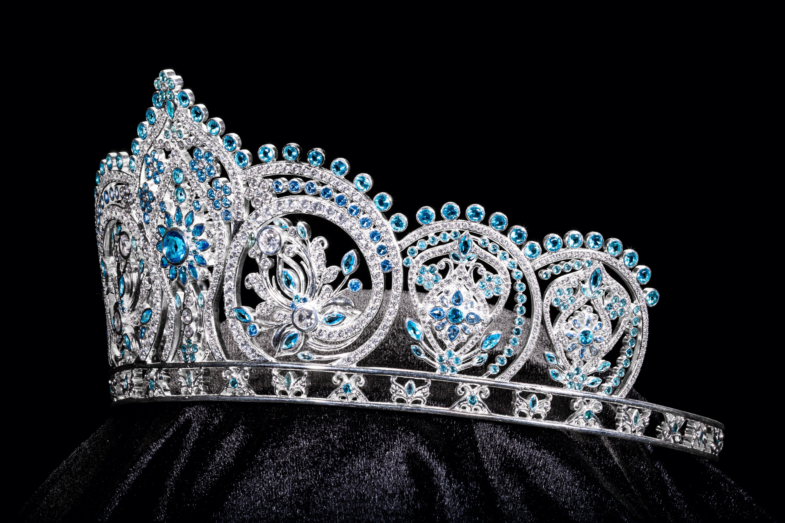 Vương miện “Trân hoa tứ quý" Miss World Vietnam 2025 đính kết 3.368 viên đá quý- Ảnh 8. Vương miện “Trân hoa tứ quý" Miss World Vietnam 2025 đính kết 3.368 viên đá quý- Ảnh 8.