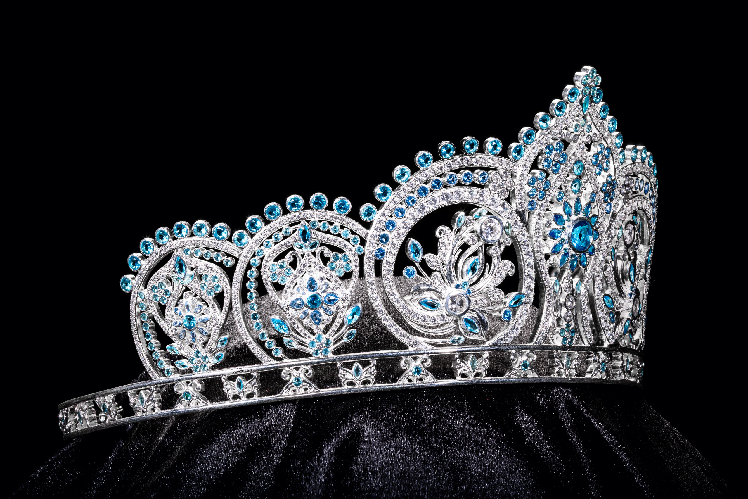 Vương miện “Trân hoa tứ quý" Miss World Vietnam 2025 đính kết 3.368 viên đá quý- Ảnh 9. Vương miện “Trân hoa tứ quý" Miss World Vietnam 2025 đính kết 3.368 viên đá quý- Ảnh 9.