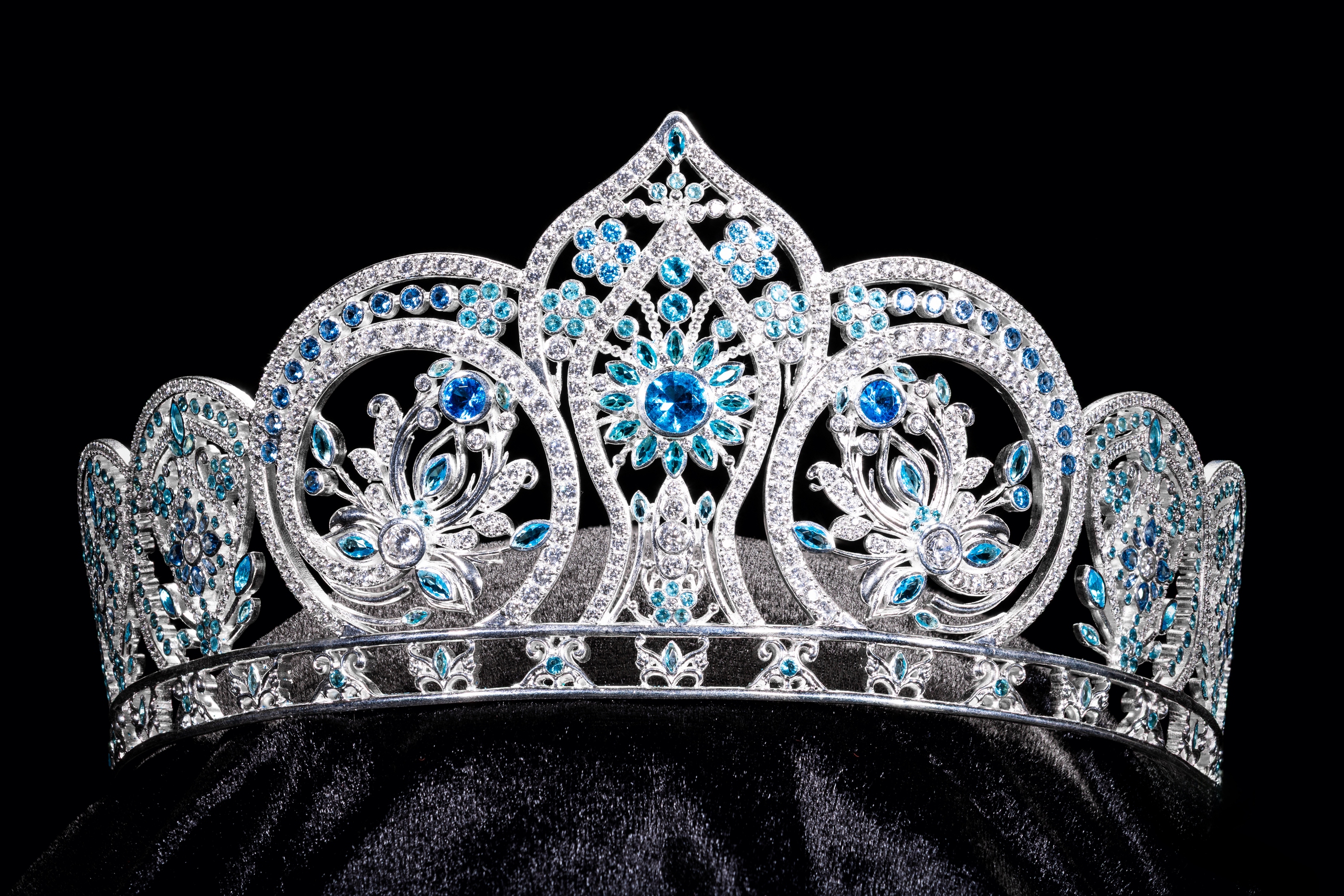 Vương miện “Trân hoa tứ quý" Miss World Vietnam 2025 đính kết 3.368 viên đá quý- Ảnh 12. Vương miện “Trân hoa tứ quý" Miss World Vietnam 2025 đính kết 3.368 viên đá quý- Ảnh 12.