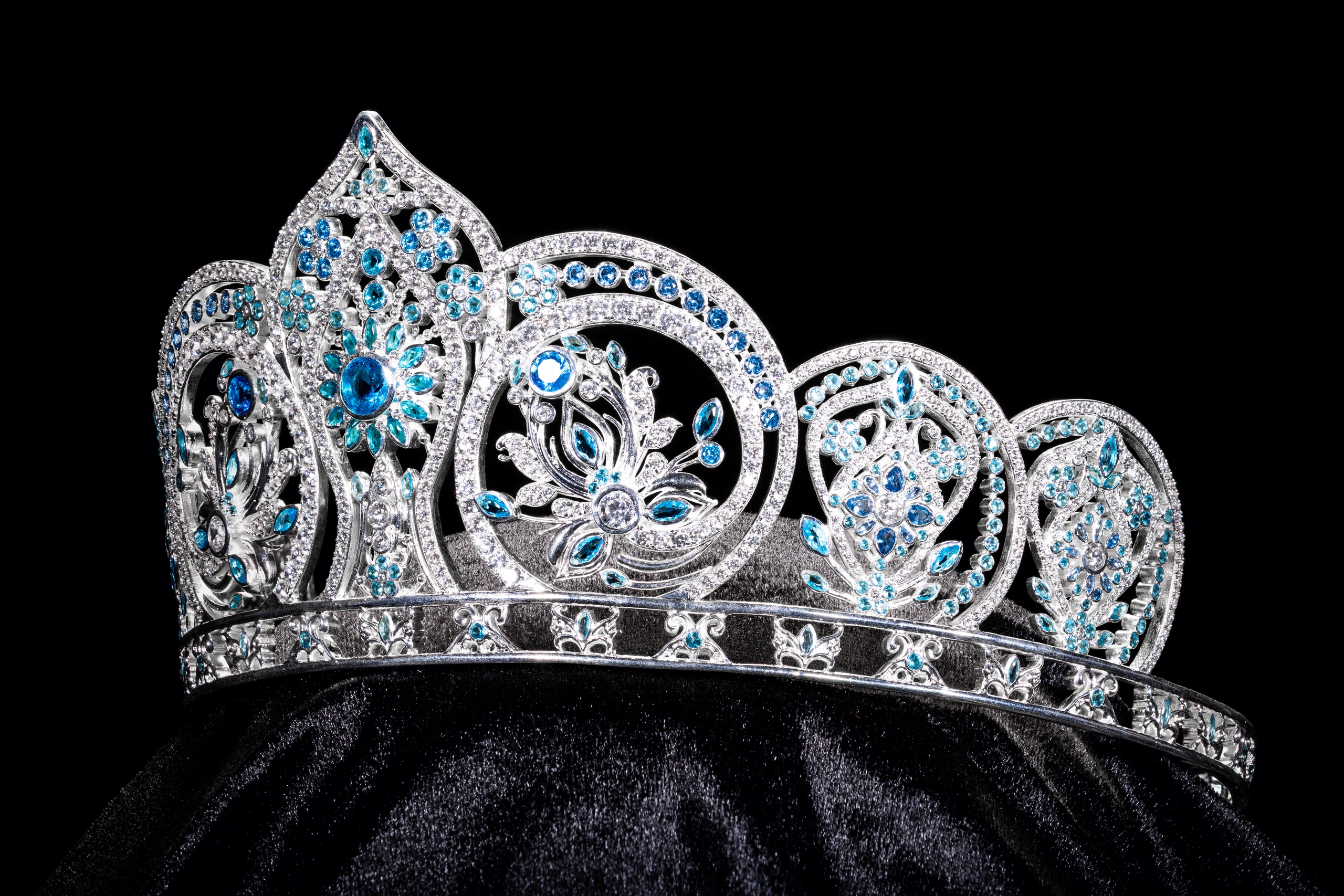 Vương miện “Trân hoa tứ quý" Miss World Vietnam 2025 đính kết 3.368 viên đá quý- Ảnh 11. Vương miện “Trân hoa tứ quý" Miss World Vietnam 2025 đính kết 3.368 viên đá quý- Ảnh 11.