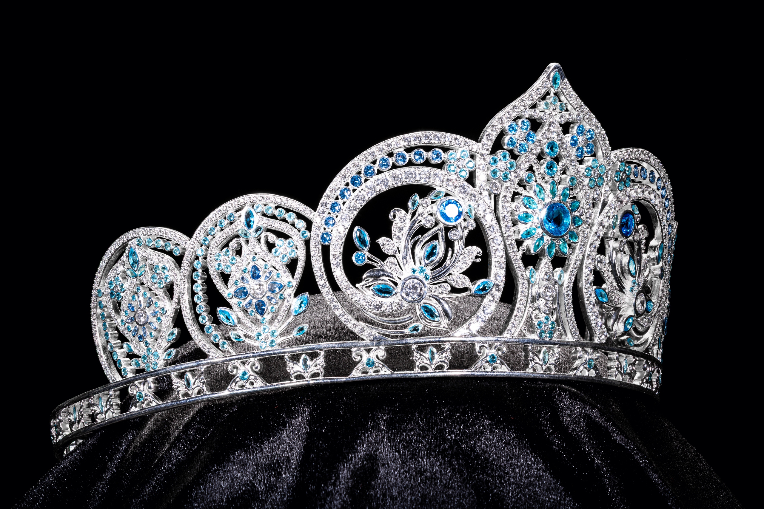 Vương miện “Trân hoa tứ quý" Miss World Vietnam 2025 đính kết 3.368 viên đá quý- Ảnh 13. Vương miện “Trân hoa tứ quý" Miss World Vietnam 2025 đính kết 3.368 viên đá quý- Ảnh 13.