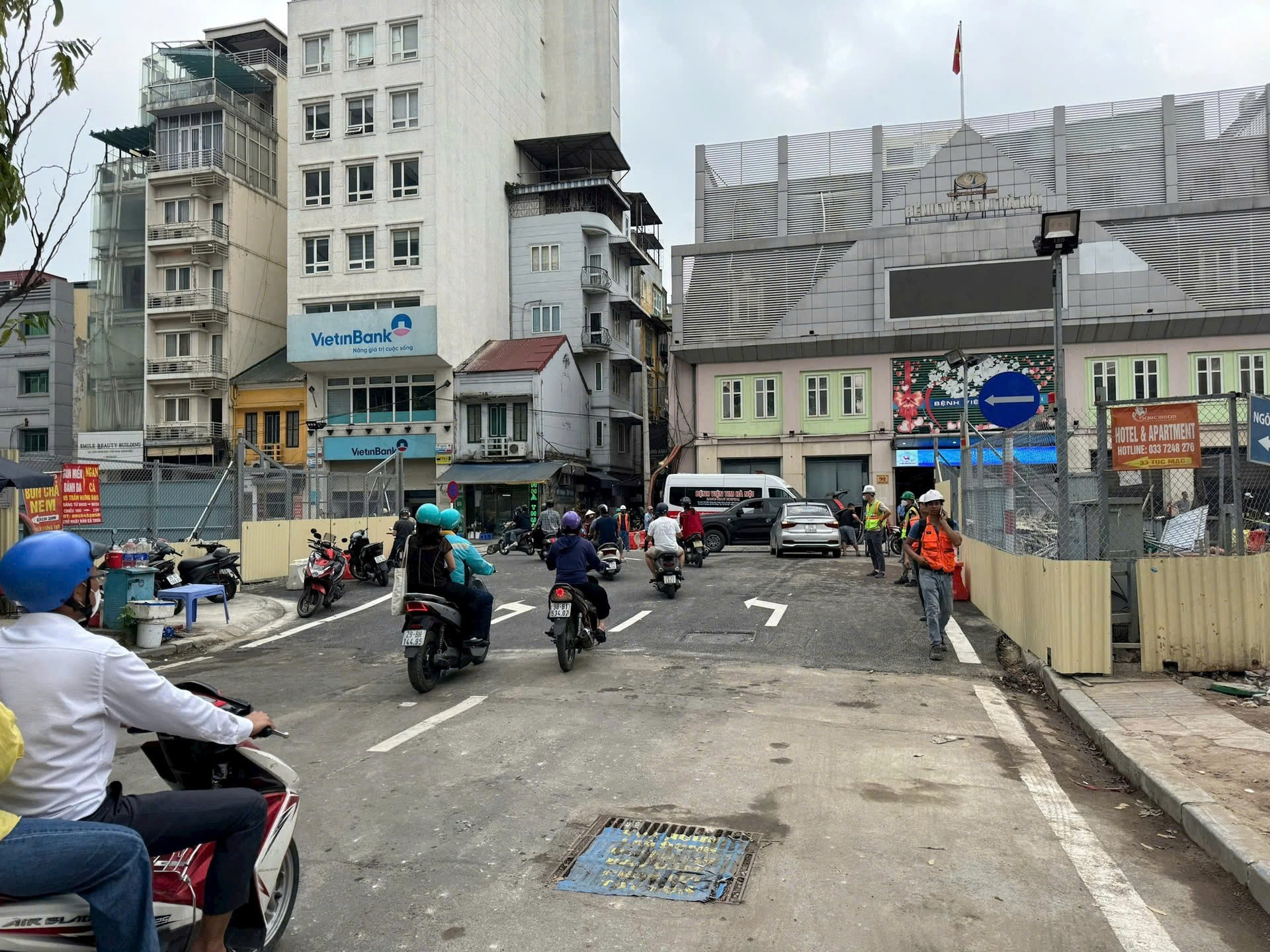 Từ h&ocirc;m nay (11/3), ph&acirc;n luồng giao th&ocirc;ng phục vụ thi c&ocirc;ng ga ngầm metro Nhổn - ga H&agrave; Nội- Ảnh 1.