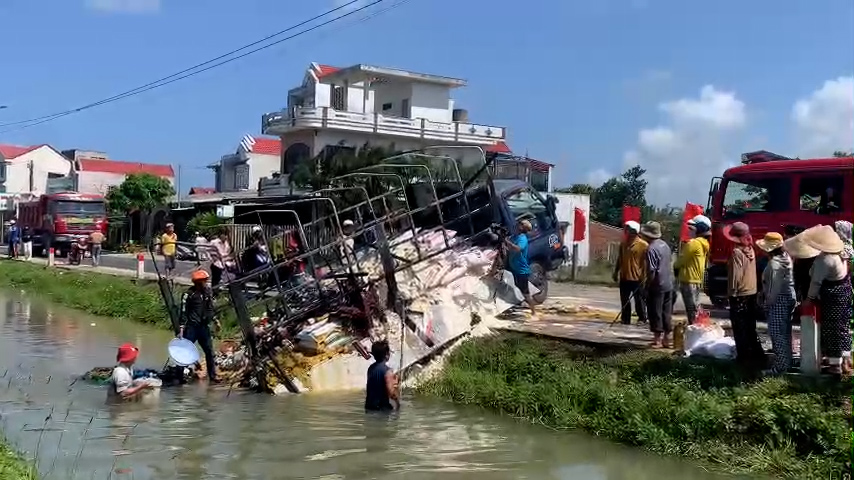 Đắk Lắk: T&agrave;i xế nhanh tr&iacute; l&ugrave;i xe xuống mương nước dập lửa khi xe tải chở c&aacute;m bốc ch&aacute;y- Ảnh 2.
