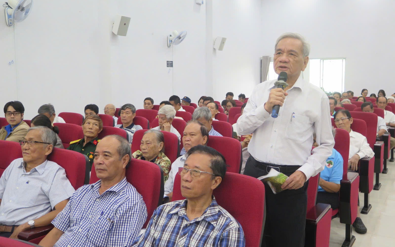 Ứng vi&ecirc;n ĐBQH, HĐND TP.HCM tiếp x&uacute;c cử tri: Nhiều kiến nghị về hạ tầng, đất đai v&agrave; an sinh