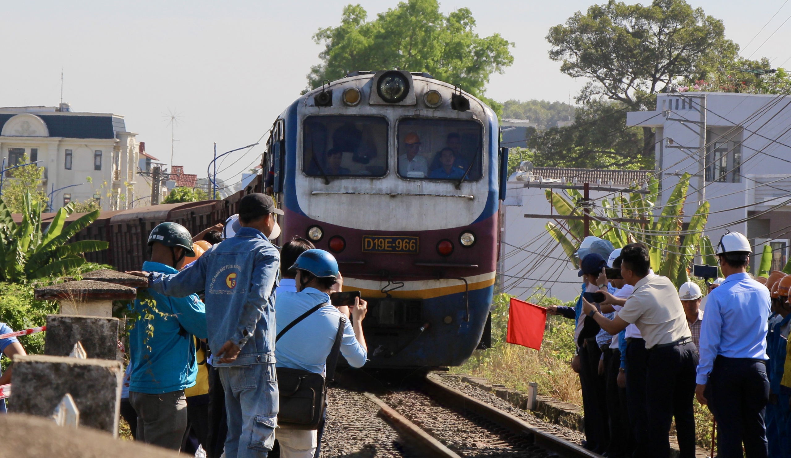 T&agrave;u h&agrave;ng đầu ti&ecirc;n qua cầu Ghềnh, đường sắt Bắc - Nam th&ocirc;ng tuyến trở lại- Ảnh 1.