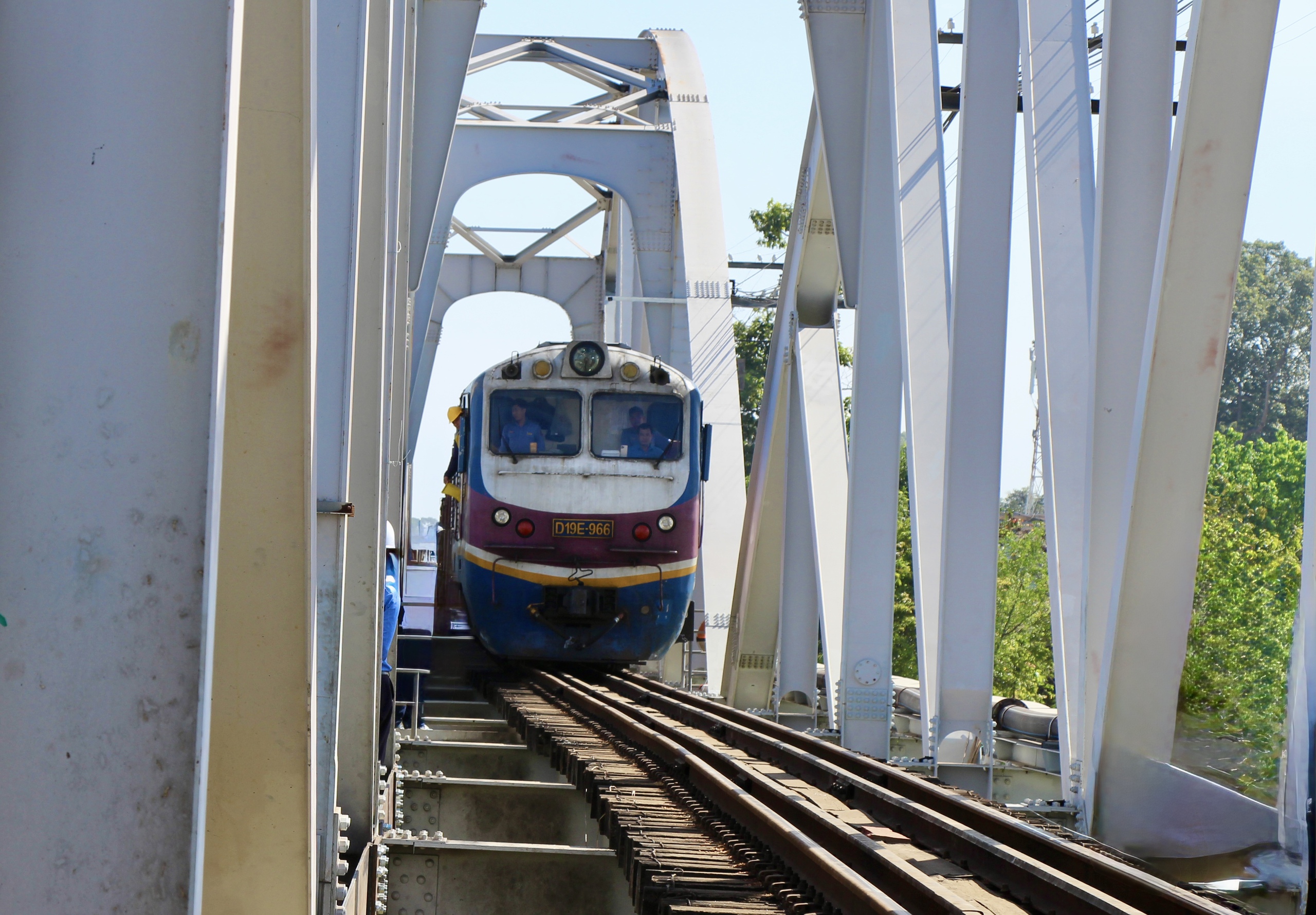 T&agrave;u h&agrave;ng đầu ti&ecirc;n qua cầu Ghềnh, đường sắt Bắc - Nam th&ocirc;ng tuyến trở lại- Ảnh 3.