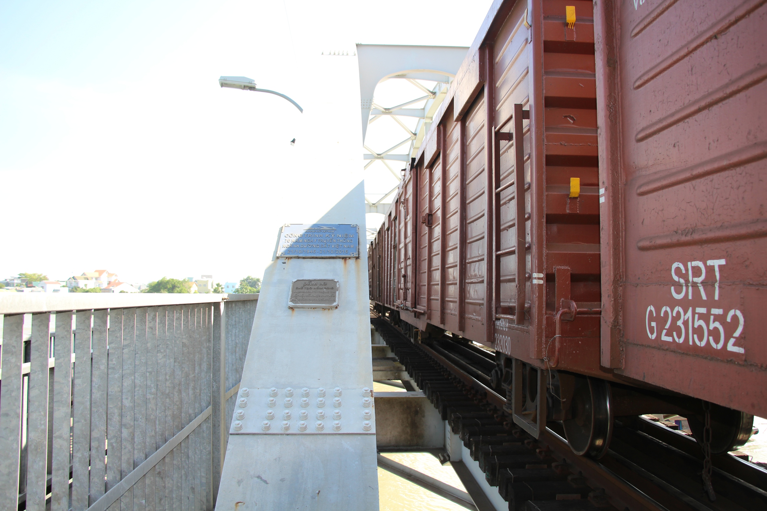 T&agrave;u h&agrave;ng đầu ti&ecirc;n qua cầu Ghềnh, đường sắt Bắc - Nam th&ocirc;ng tuyến trở lại- Ảnh 6.