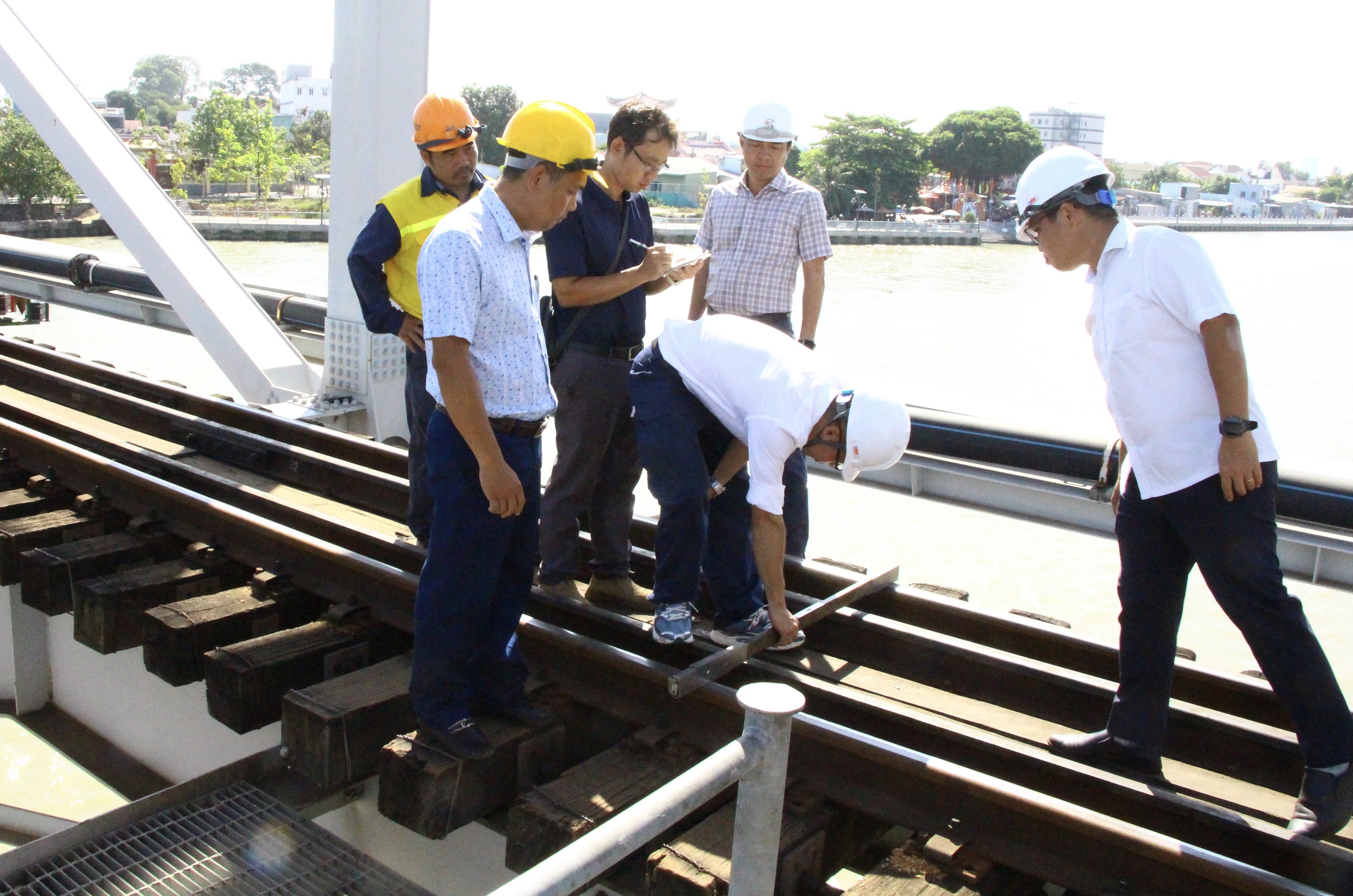 T&agrave;u h&agrave;ng đầu ti&ecirc;n qua cầu Ghềnh, đường sắt Bắc - Nam th&ocirc;ng tuyến trở lại- Ảnh 2.