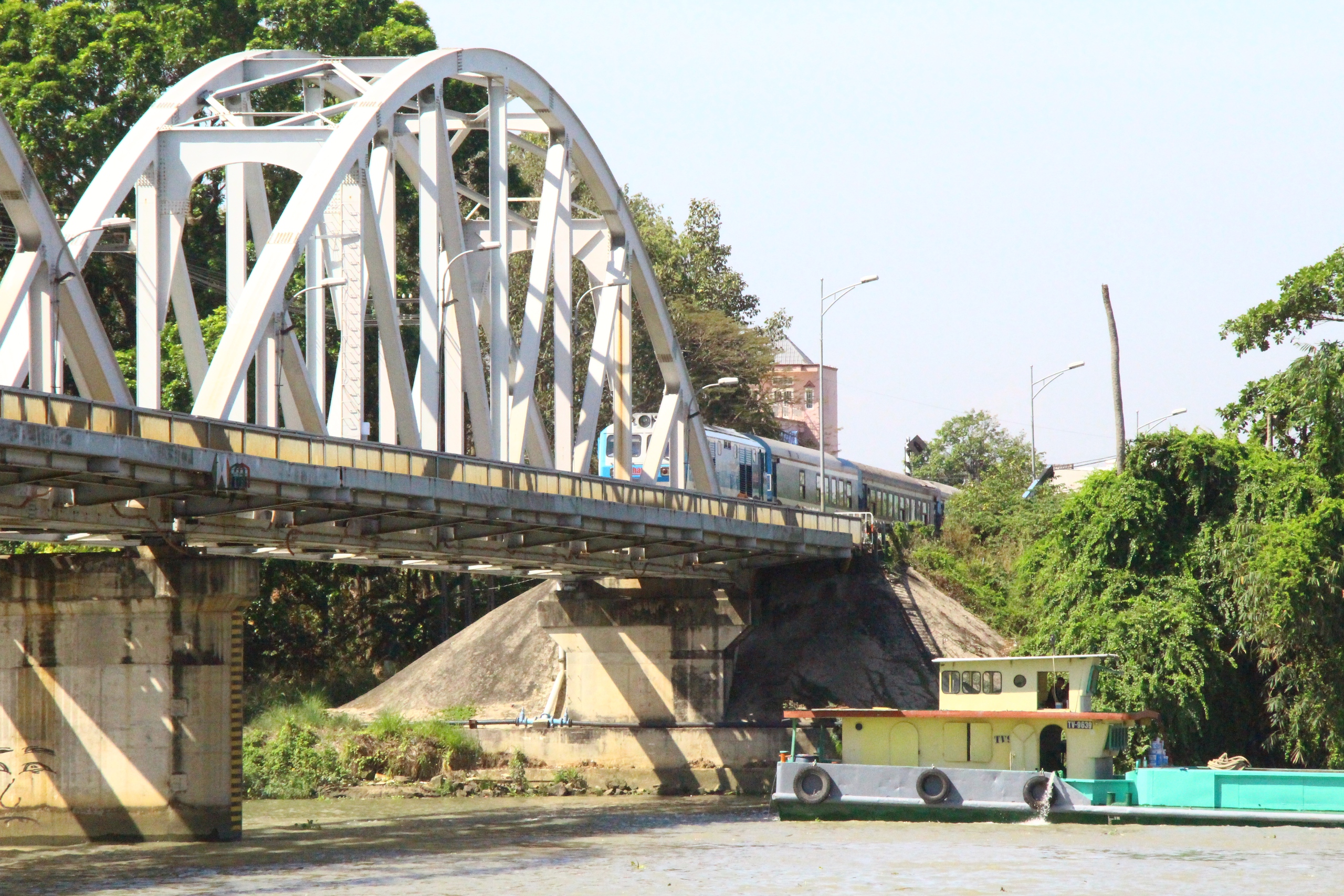 T&agrave;u h&agrave;ng đầu ti&ecirc;n qua cầu Ghềnh, đường sắt Bắc - Nam th&ocirc;ng tuyến trở lại- Ảnh 5.