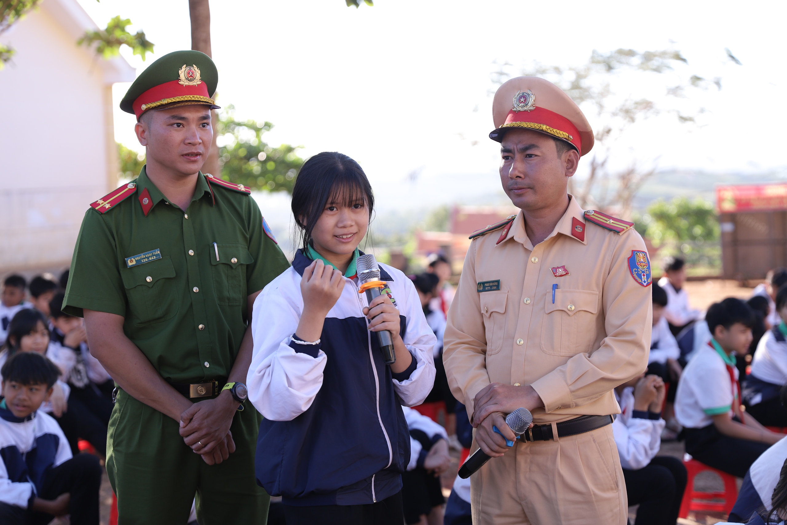 L&acirc;m Đồng: Tuy&ecirc;n truyền ph&aacute;p luật giao th&ocirc;ng cho hơn 4.000 học sinh, gi&aacute;o vi&ecirc;n v&agrave; gi&aacute;o d&acirc;n- Ảnh 2.