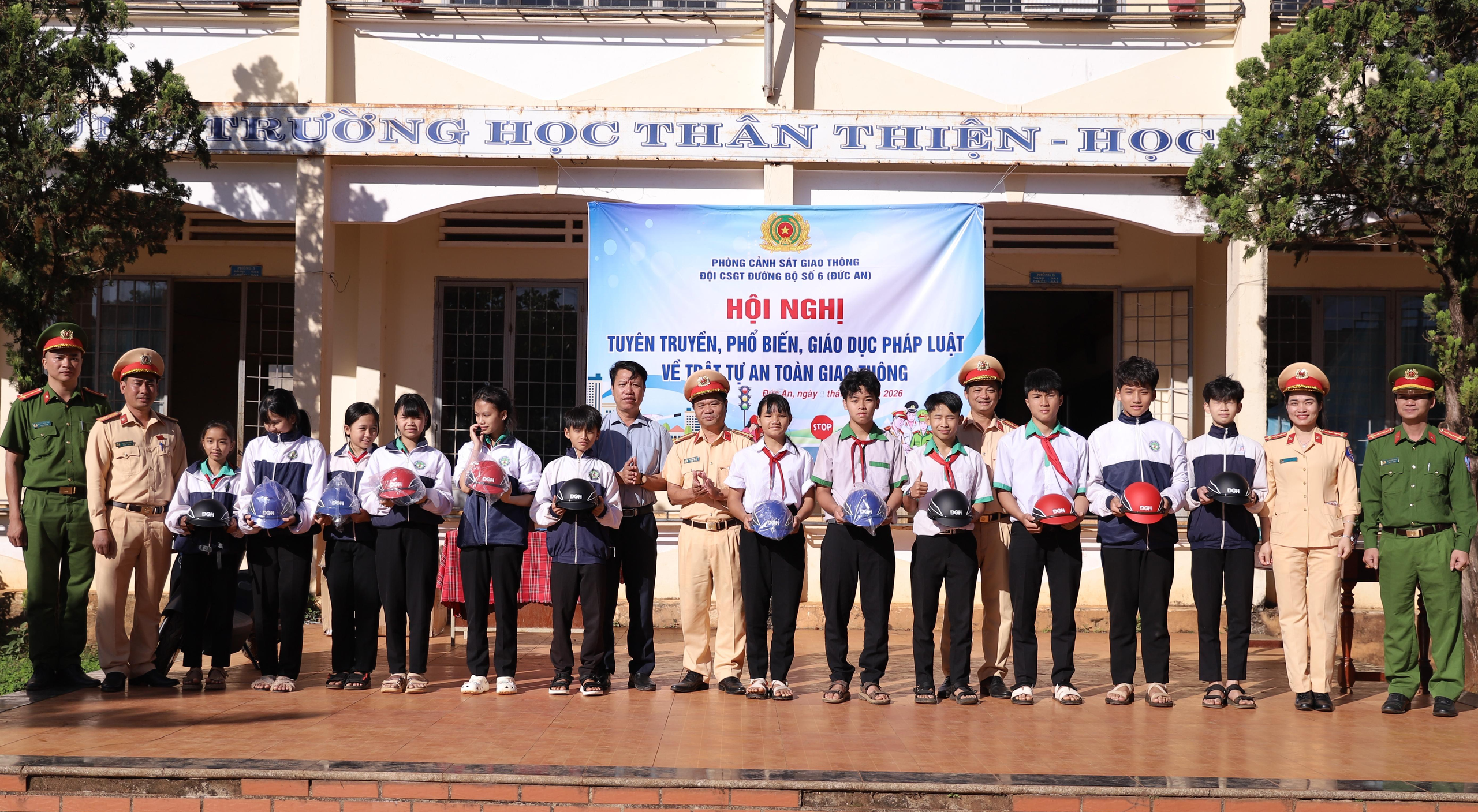 L&acirc;m Đồng: Tuy&ecirc;n truyền ph&aacute;p luật giao th&ocirc;ng cho hơn 4.000 học sinh, gi&aacute;o vi&ecirc;n v&agrave; gi&aacute;o d&acirc;n- Ảnh 1.