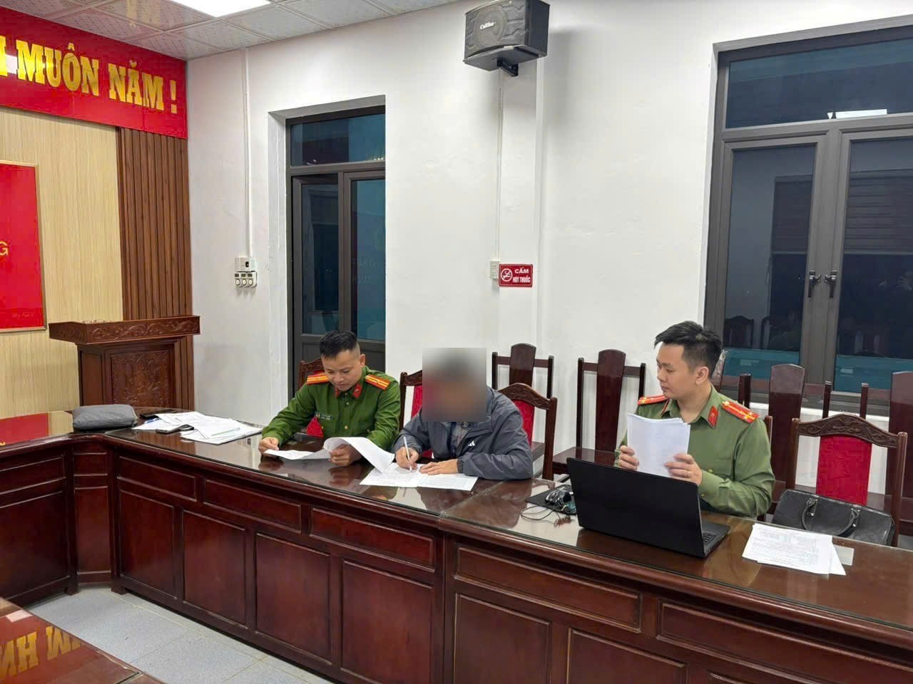 Xử phạt hai chủ t&agrave;i khoản Facebook x&uacute;c phạm l&atilde;nh đạo TP Hải Ph&ograve;ng- Ảnh 1.