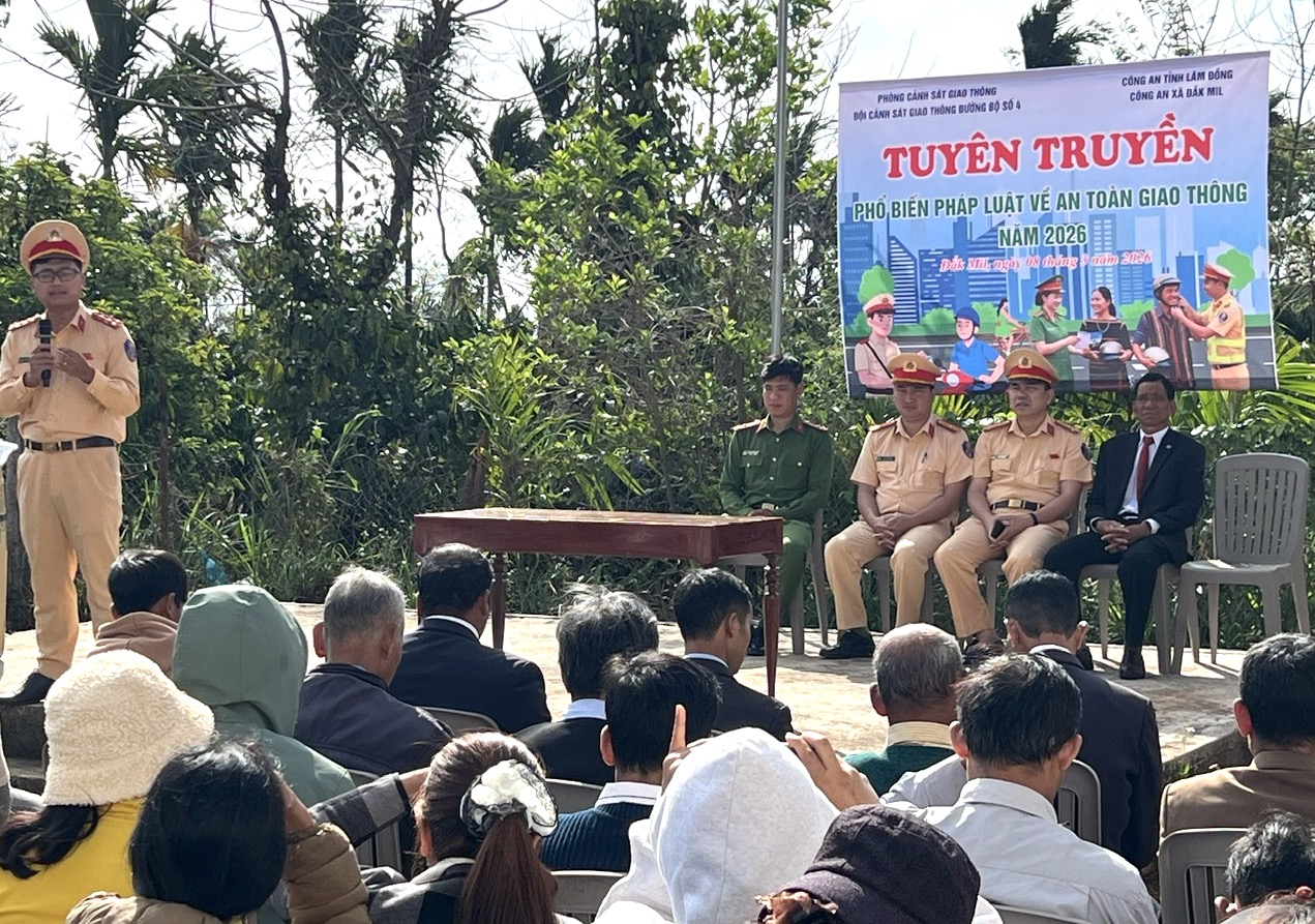 L&acirc;m Đồng: Tuy&ecirc;n truyền ph&aacute;p luật giao th&ocirc;ng cho hơn 4.000 học sinh, gi&aacute;o vi&ecirc;n v&agrave; gi&aacute;o d&acirc;n- Ảnh 3.