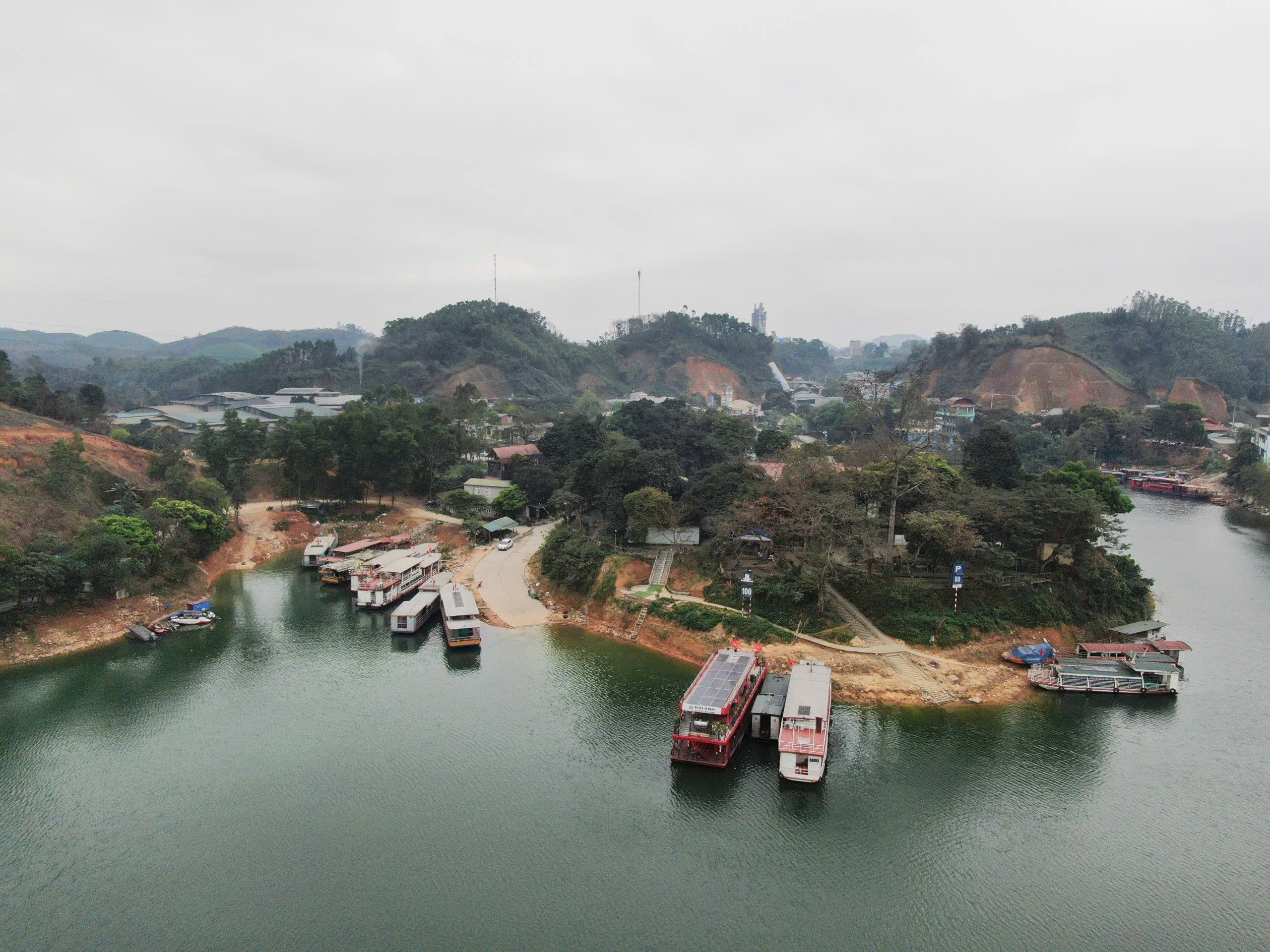 Nhiều t&agrave;u du lịch tr&ecirc;n hồ Th&aacute;c B&agrave; phải tạm dừng hoạt động do vắng kh&aacute;ch- Ảnh 2.