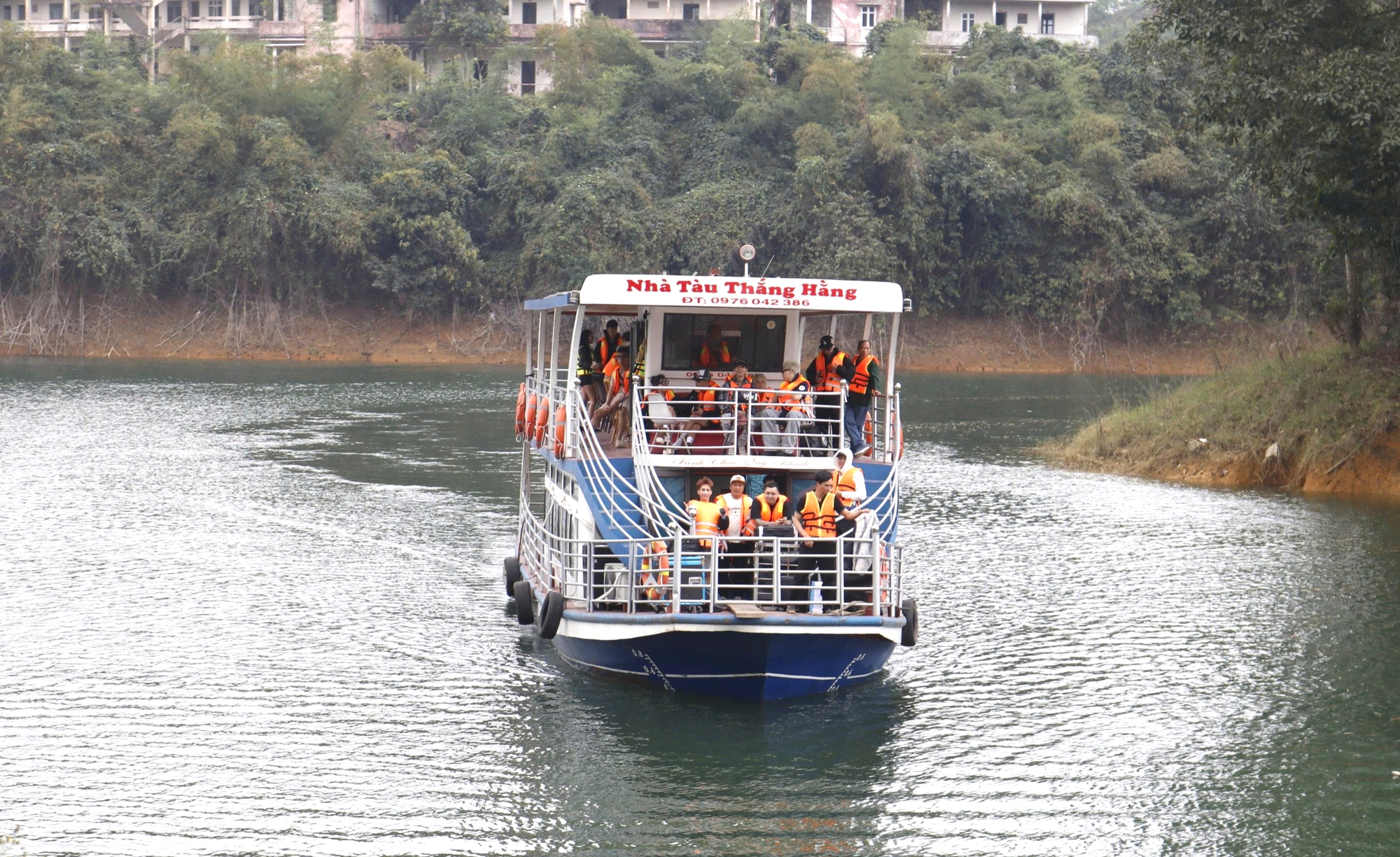 Nhiều t&agrave;u du lịch tr&ecirc;n hồ Th&aacute;c B&agrave; phải tạm dừng hoạt động do vắng kh&aacute;ch- Ảnh 4.