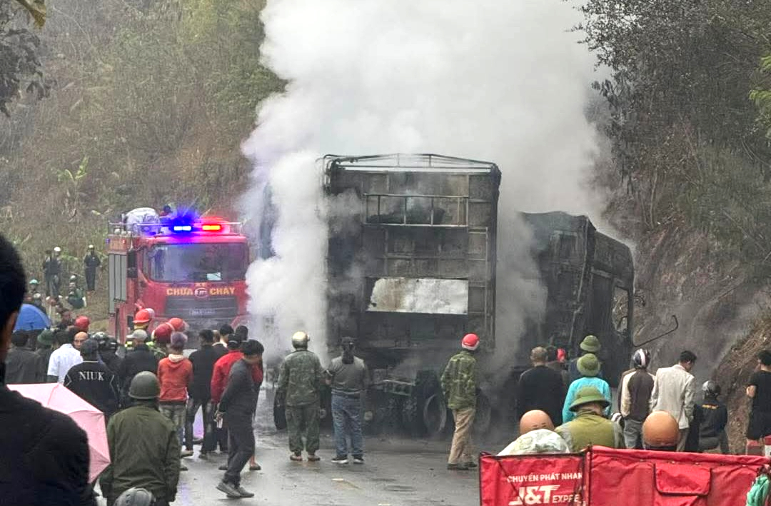 &Ocirc; t&ocirc; đầu k&eacute;o bốc ch&aacute;y ng&ugrave;n ngụt sau tai nạn tr&ecirc;n quốc lộ 6 qua Sơn La- Ảnh 2.