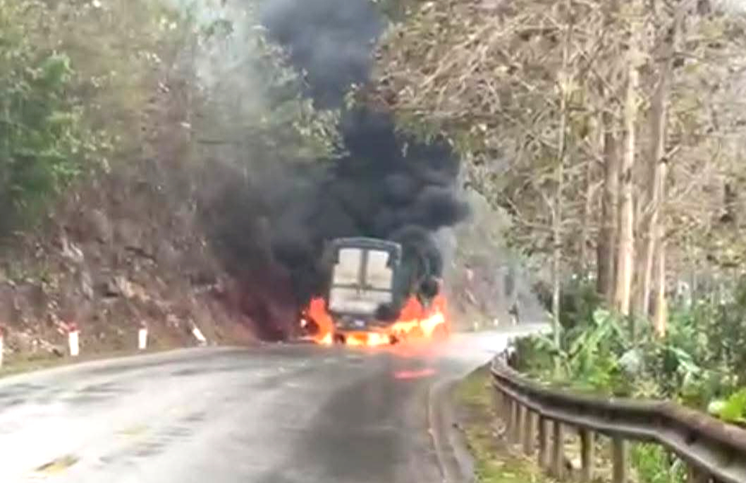 &Ocirc; t&ocirc; đầu k&eacute;o bốc ch&aacute;y ng&ugrave;n ngụt sau tai nạn tr&ecirc;n quốc lộ 6 qua Sơn La- Ảnh 1.