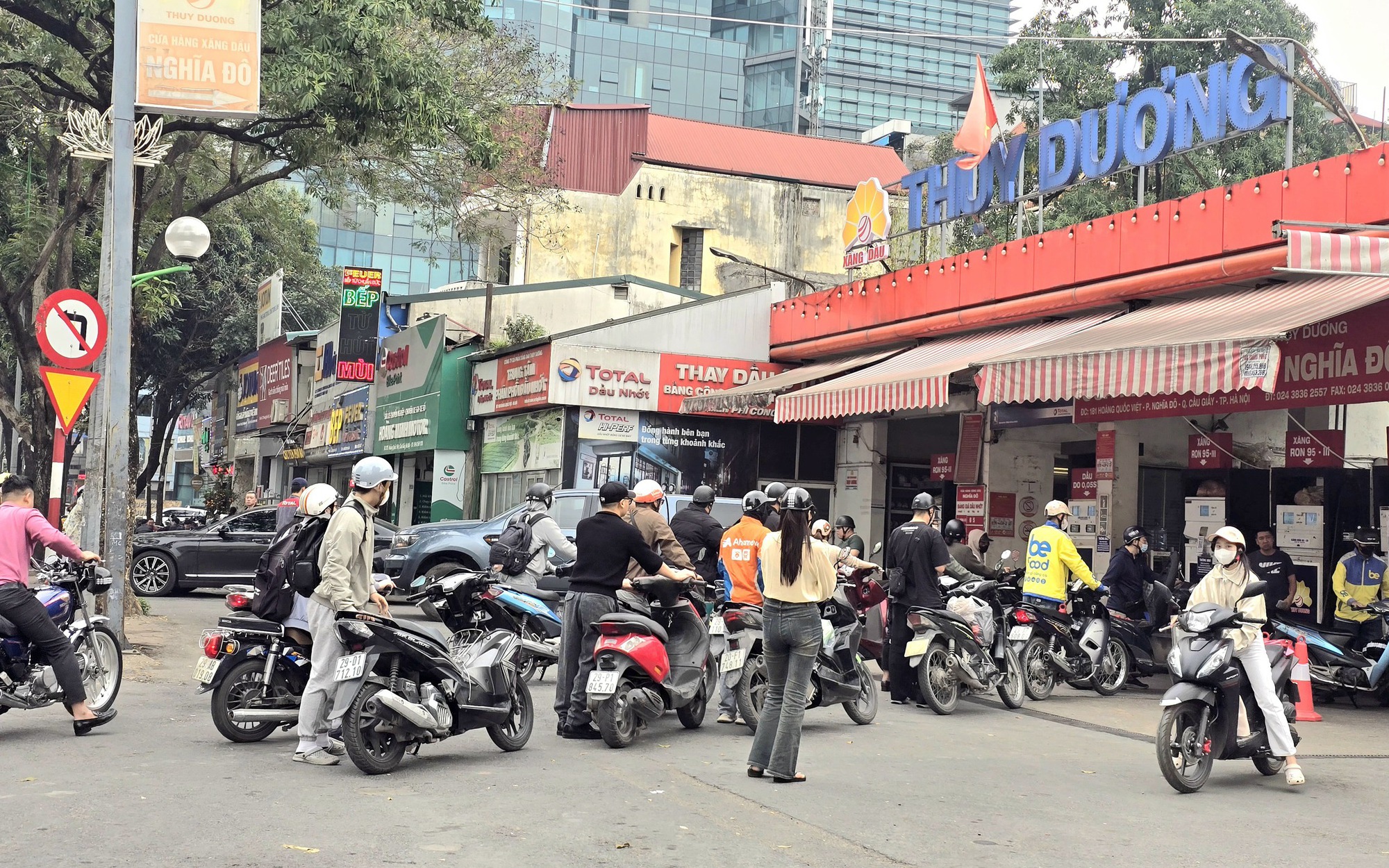 18 doanh nghiệp vận tải tại TP.HCM tăng giá vé- Ảnh 3. Thủ tướng giao Bộ Tài chính nghiên cứu giảm thuế bảo vệ môi trường với xăng dầu về 0 đồng