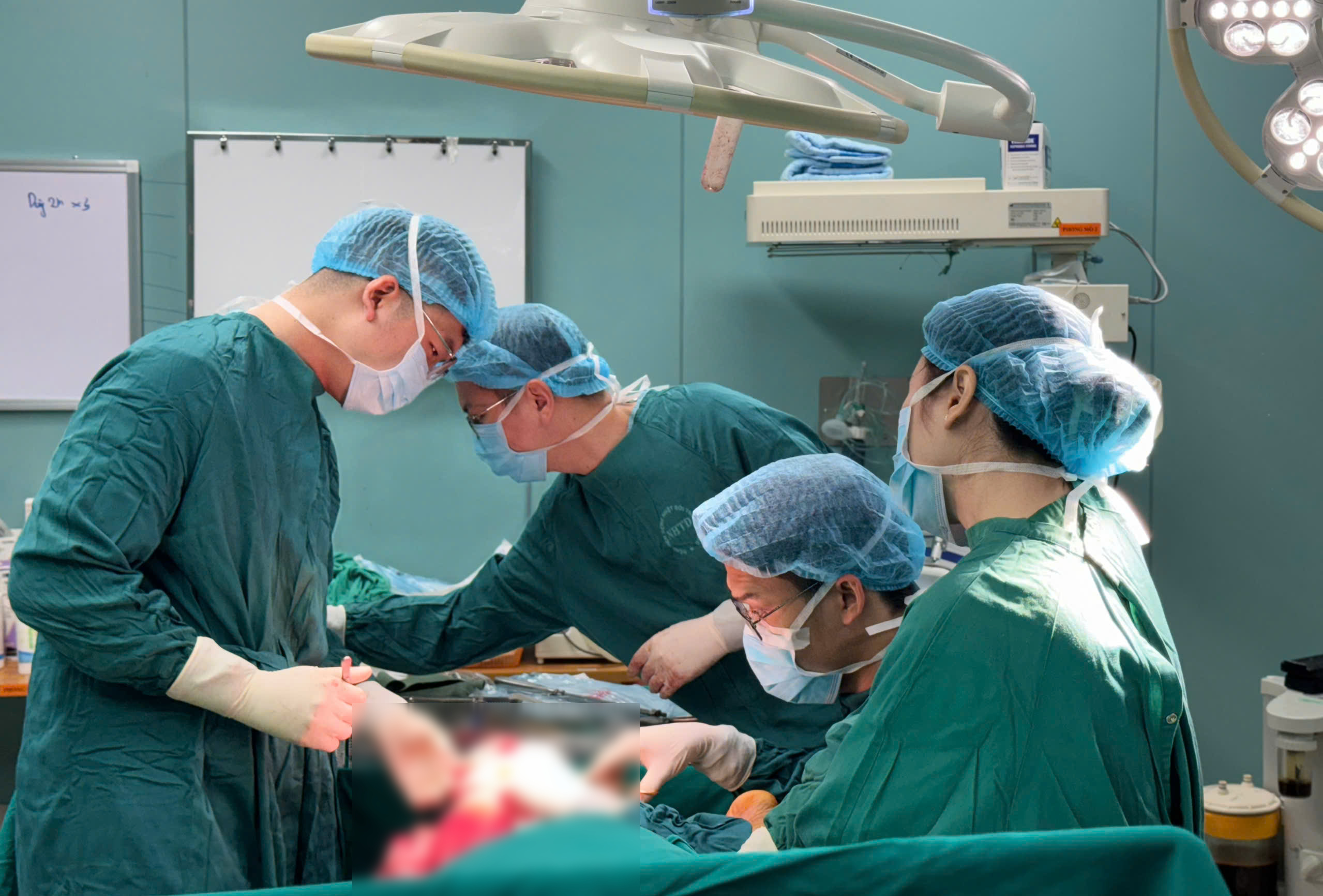 Người đ&agrave;n &ocirc;ng su&yacute;t mất ch&acirc;n v&igrave; đắp l&aacute; chữa bỏng lửa- Ảnh 1.