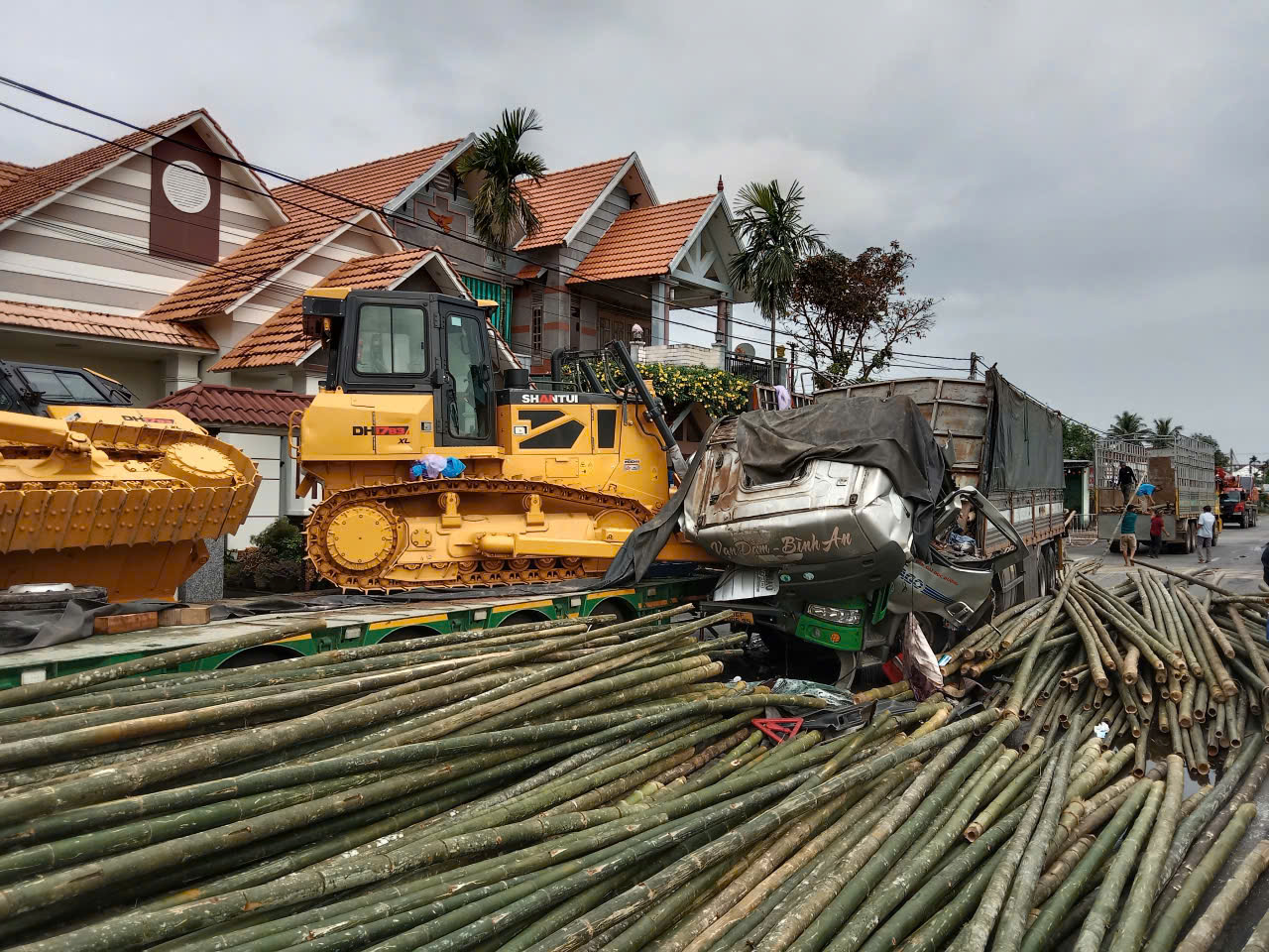 Xe tải va chạm xe đầu k&eacute;o tr&ecirc;n QL1 qua Quảng Ng&atilde;i,  phụ xe tử vong tại chỗ- Ảnh 1.