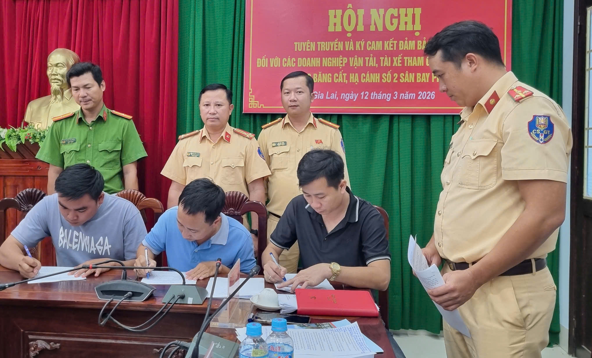 CSGT Gia Lai xử l&yacute; "kh&ocirc;ng v&ugrave;ng cấm" xe vi phạm khi chở vật liệu thi c&ocirc;ng s&acirc;n bay Ph&ugrave; C&aacute;t- Ảnh 3.