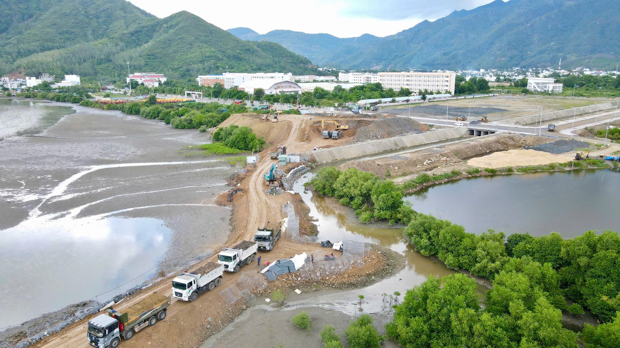 Gi&aacute; xăng dầu tăng, doanh nghiệp vận tải v&agrave; x&acirc;y dựng miền Trung chật vật xoay xở- Ảnh 1.