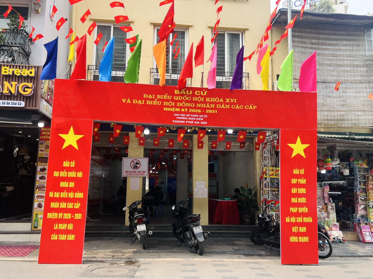 Những điểm bỏ phiếu đặc biệt giữa l&ograve;ng Thủ đ&ocirc;- Ảnh 11.