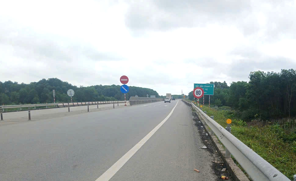 Đề xuất n&acirc;ng tốc độ l&ecirc;n 80km/h tại c&aacute;c đoạn chưa thi c&ocirc;ng tr&ecirc;n cao tốc Cam Lộ - La Sơn- Ảnh 1.