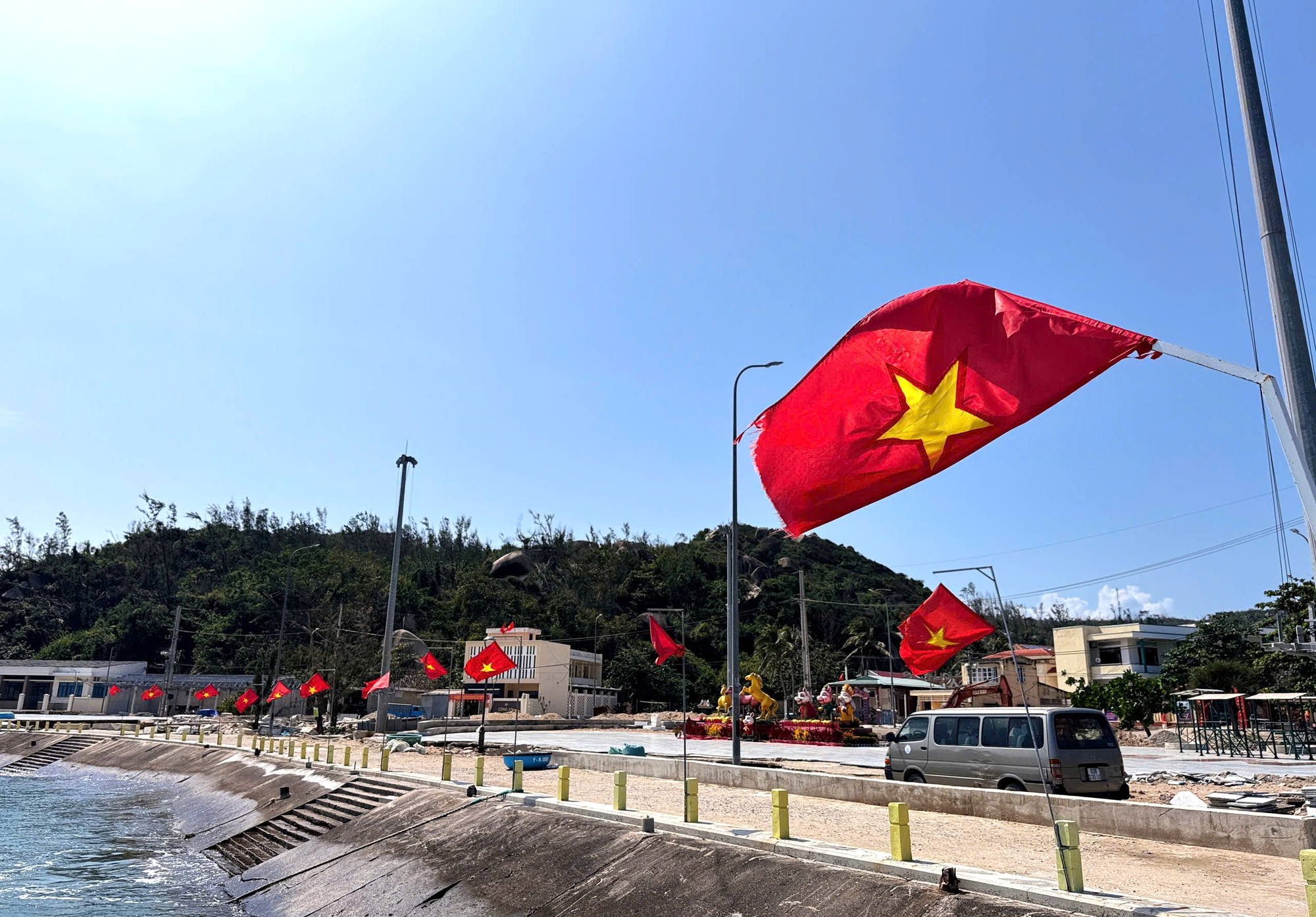 Gia Lai: Rộn r&agrave;ng sắc đỏ cờ hoa, h&aacute;o hức chờ ng&agrave;y bầu cử nơi đảo xa- Ảnh 2.