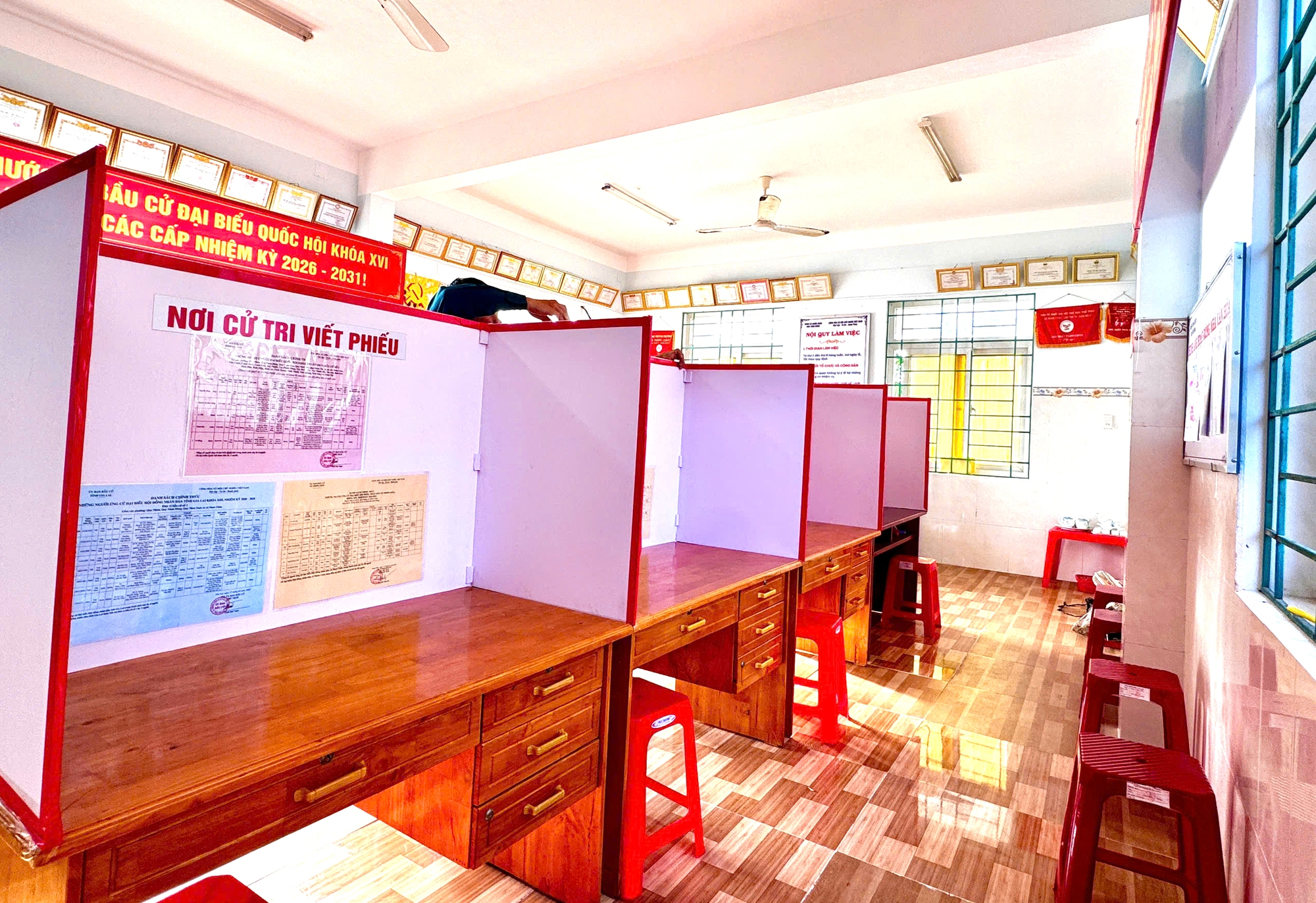 Gia Lai: Rộn r&agrave;ng sắc đỏ cờ hoa, h&aacute;o hức chờ ng&agrave;y bầu cử nơi đảo xa- Ảnh 5.